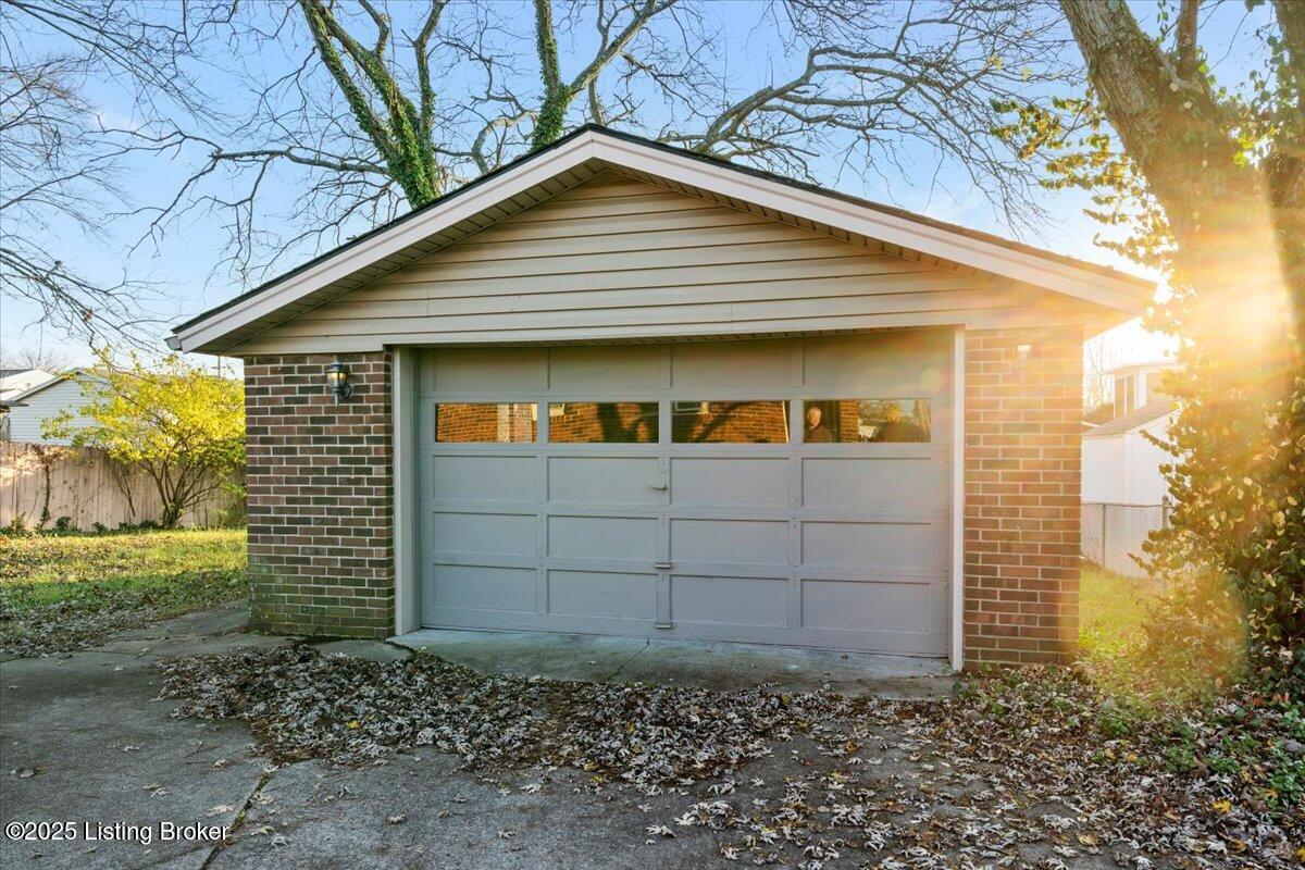 3702 Hillview Blvd