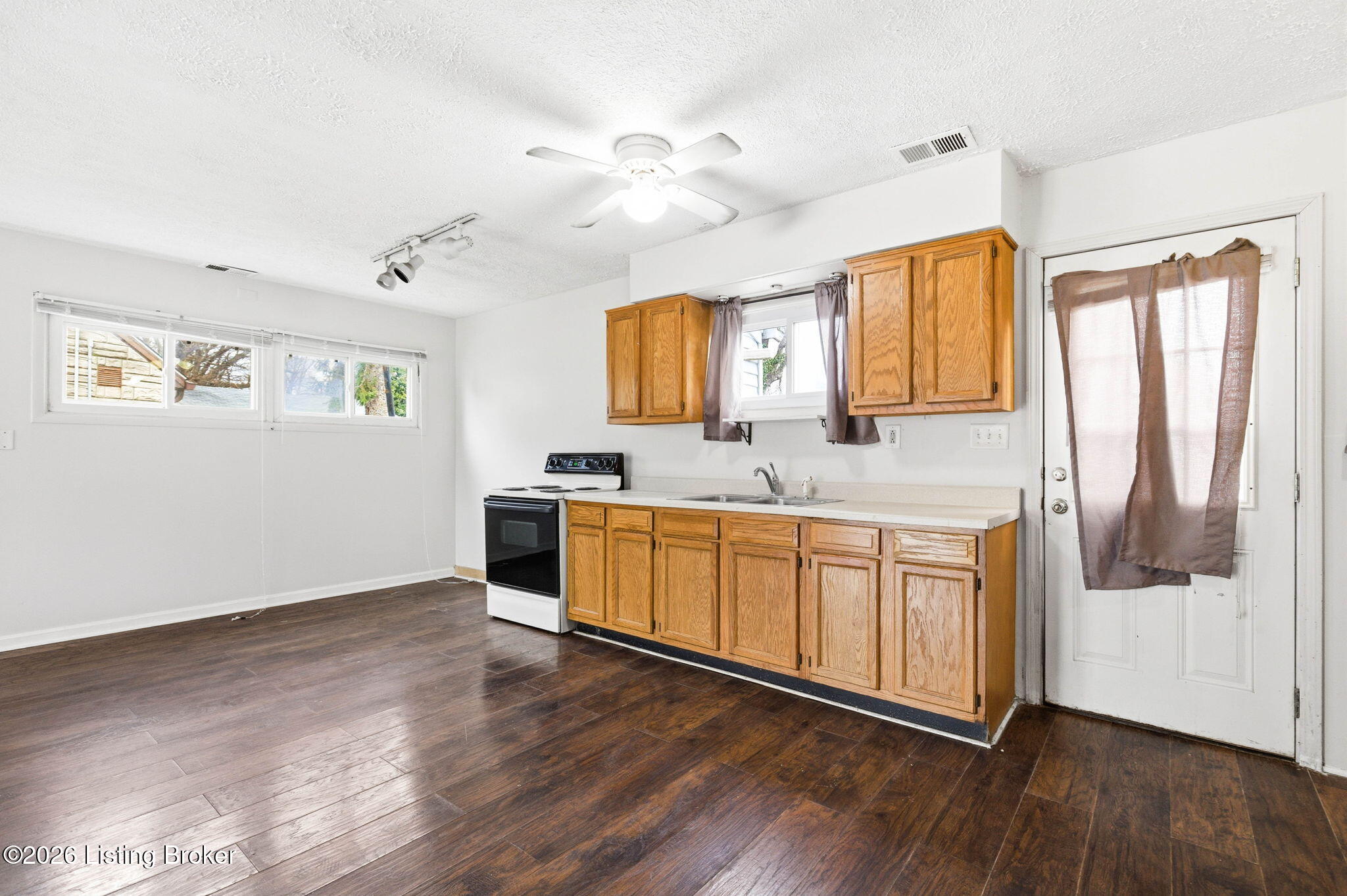 2907 Garey Ln