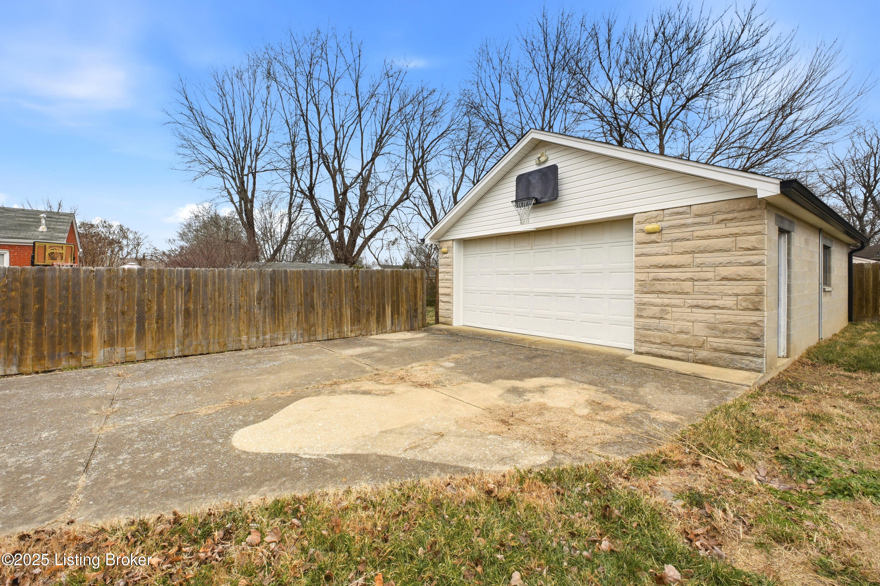 7905 Daffodil Dr