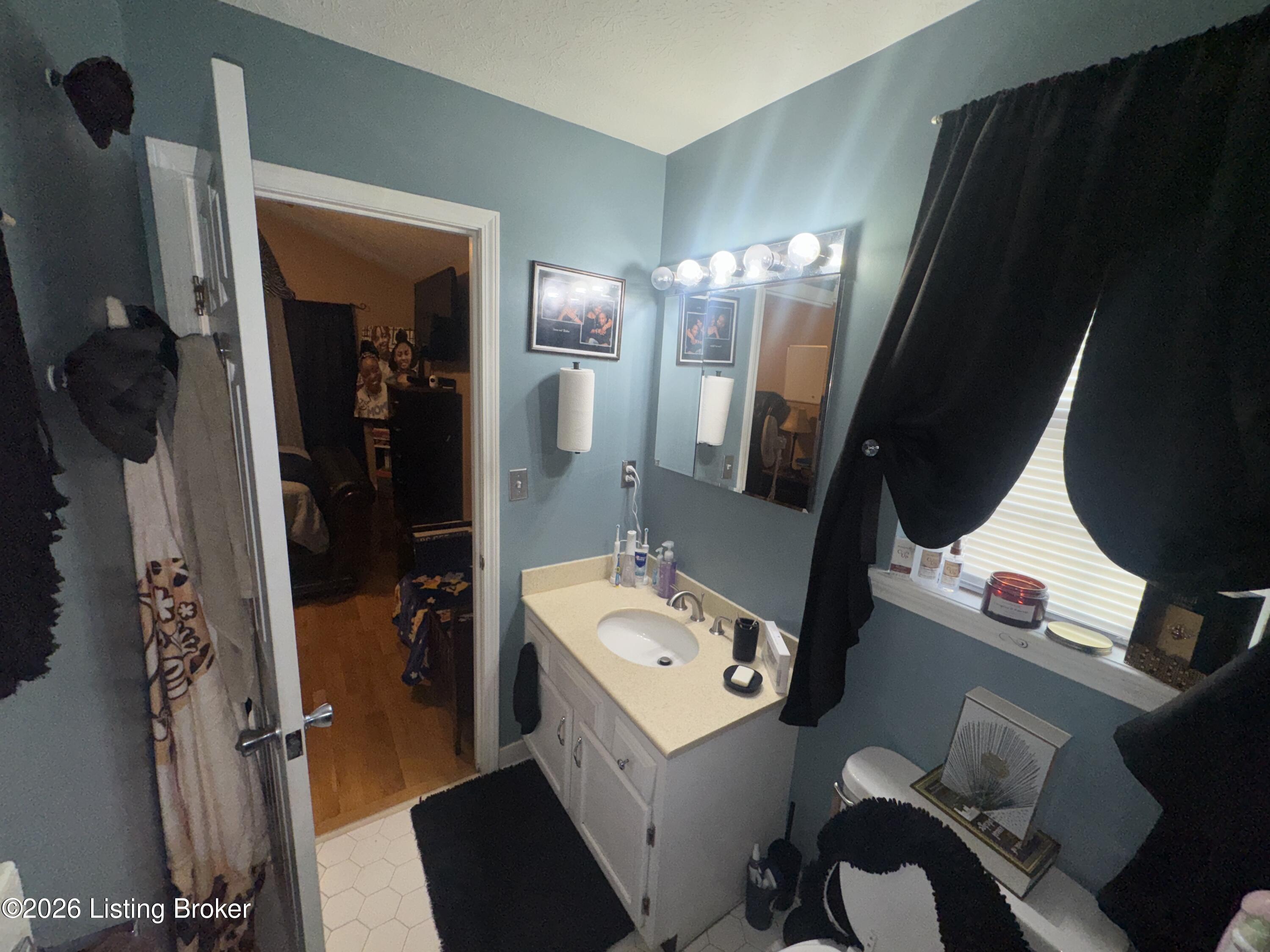 5911 Midnight Ln