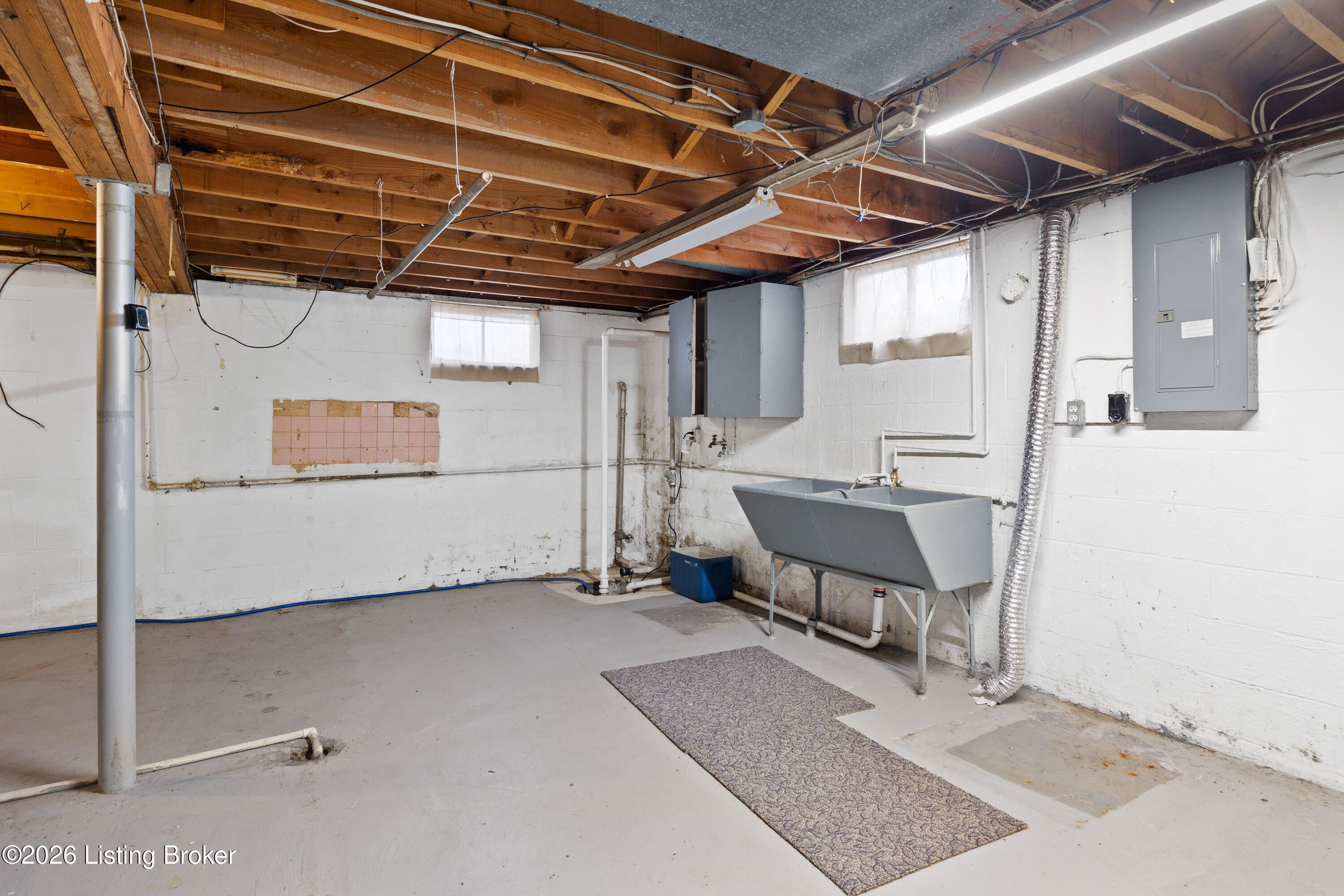 1325 W Vine St