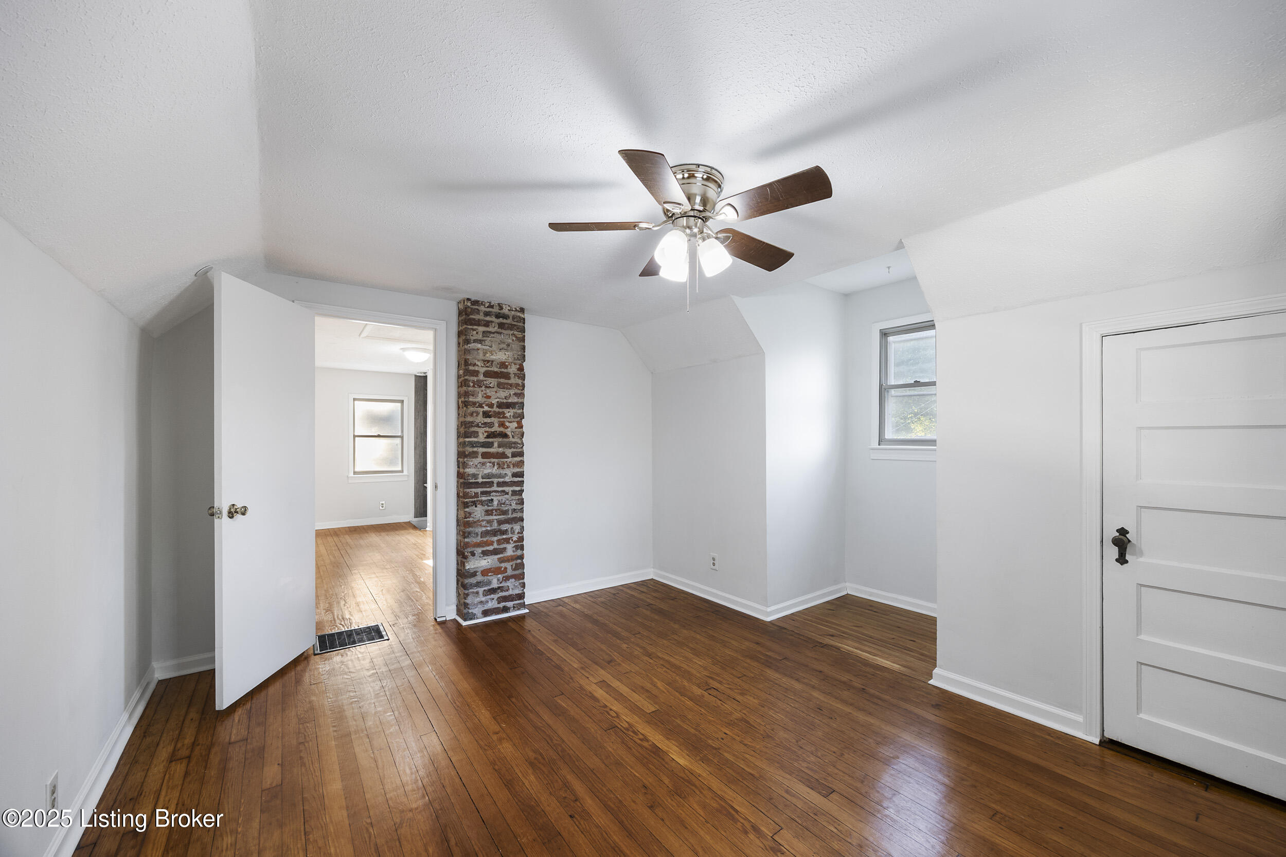 1123 W Whitney Ave