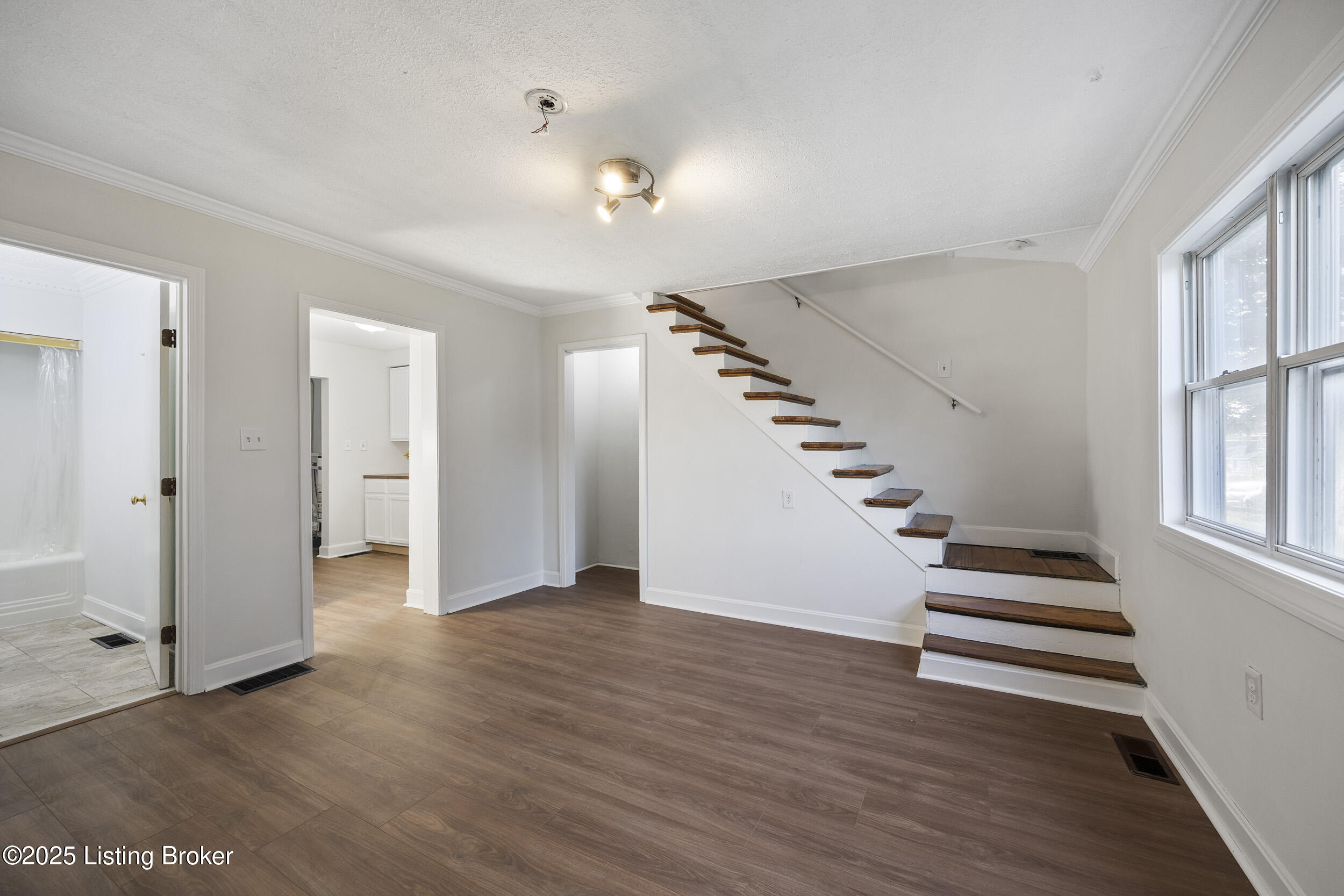 1123 W Whitney Ave