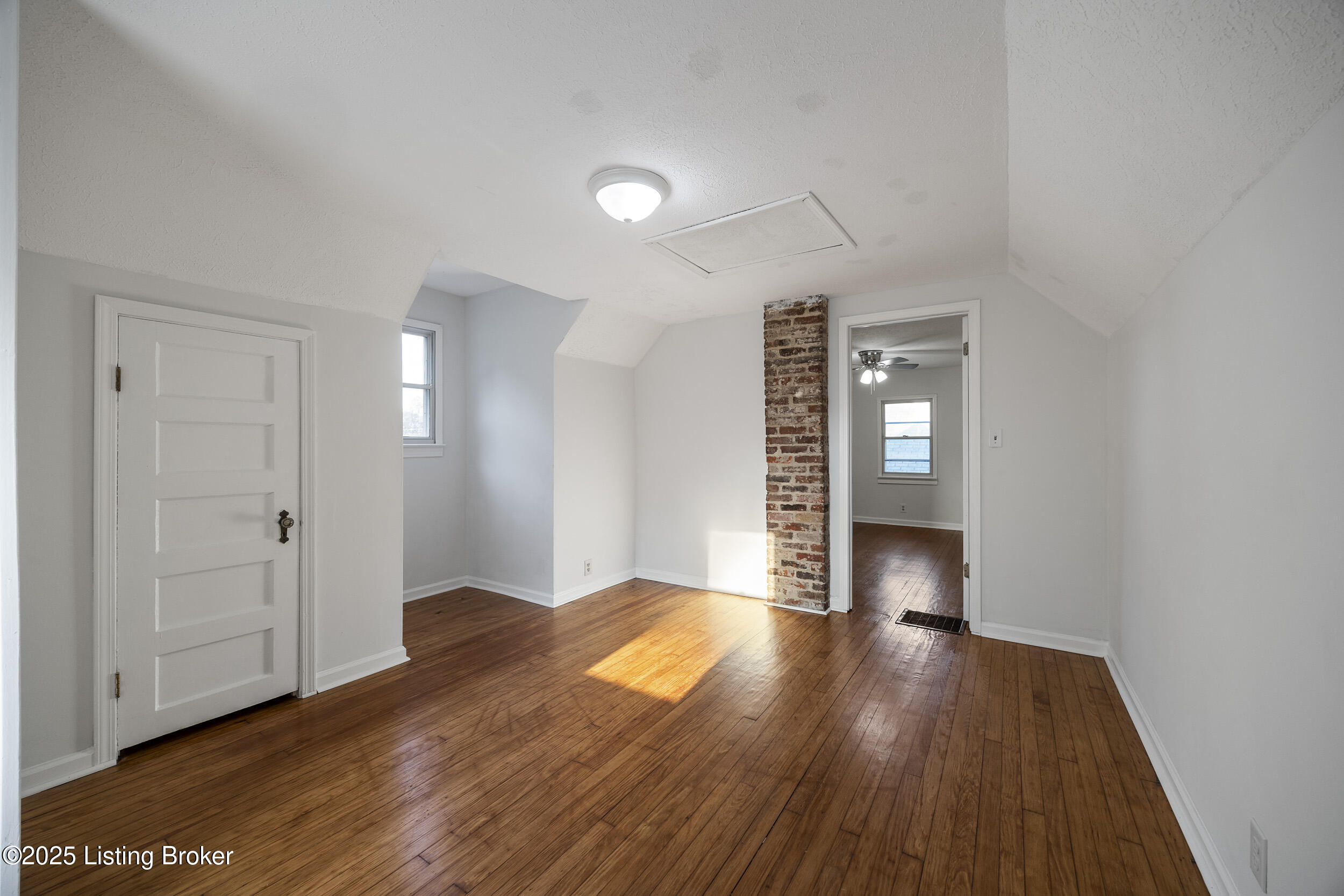 1123 W Whitney Ave