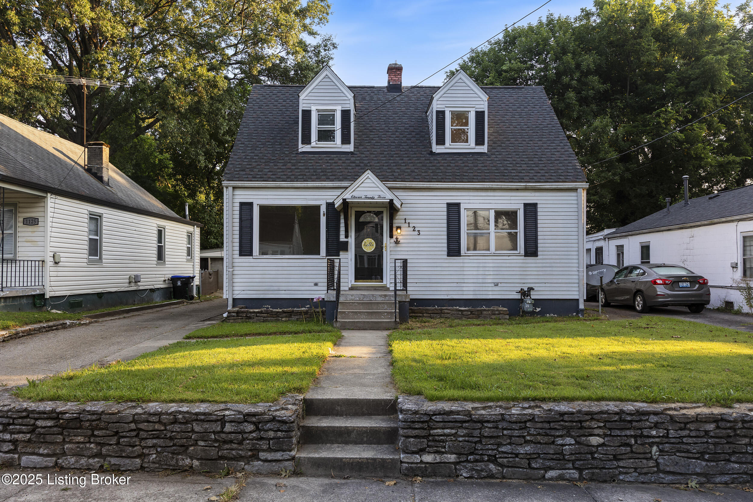 1123 W Whitney Ave