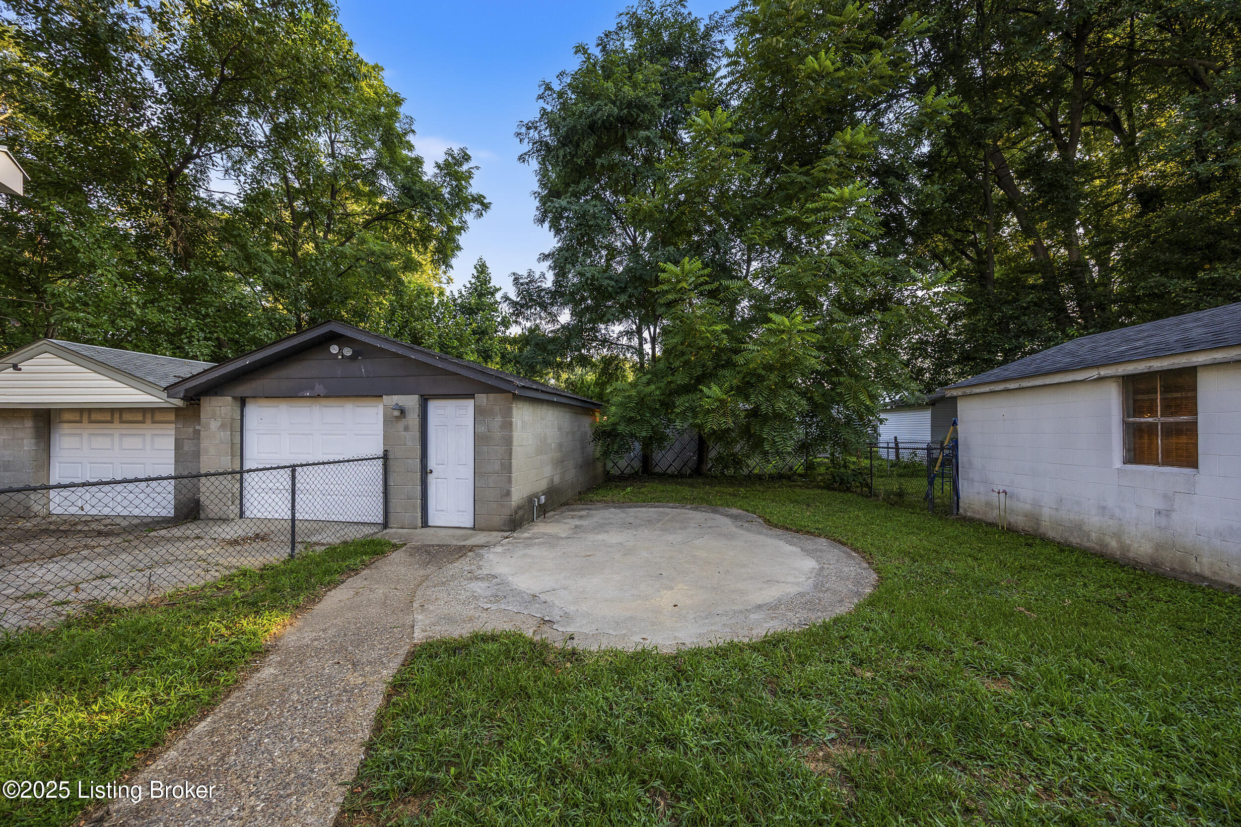 1123 W Whitney Ave