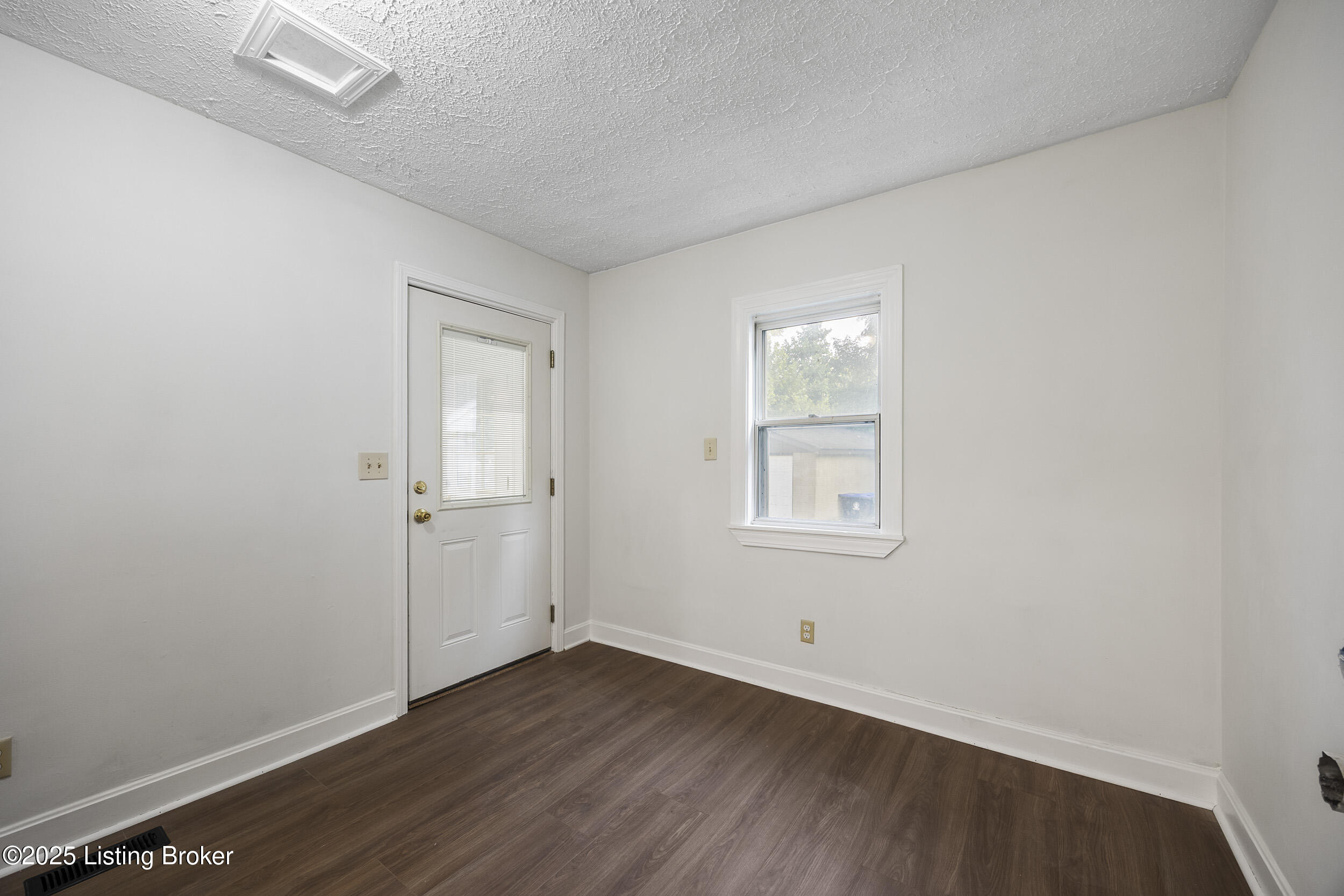 1123 W Whitney Ave