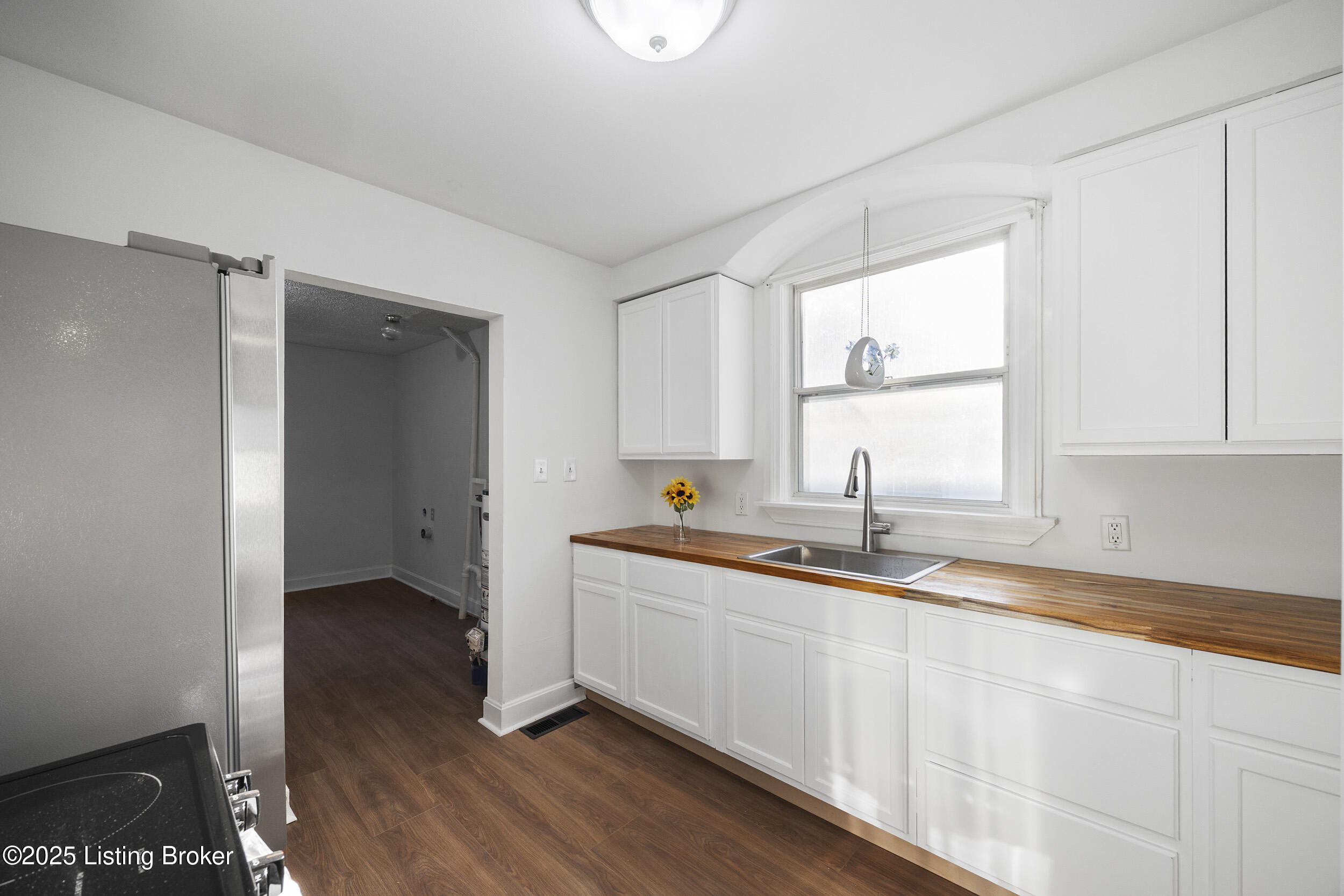 1123 W Whitney Ave