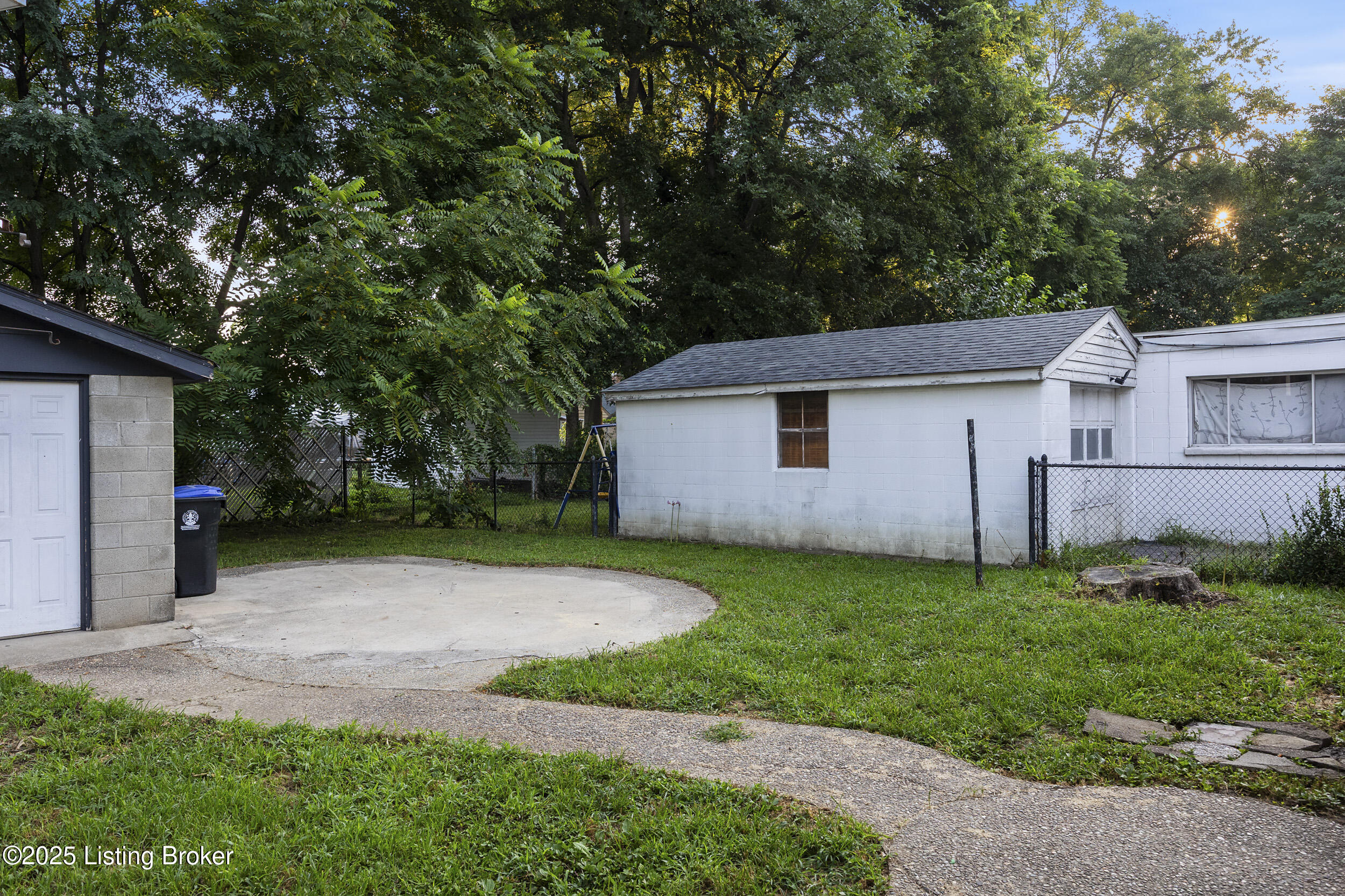 1123 W Whitney Ave