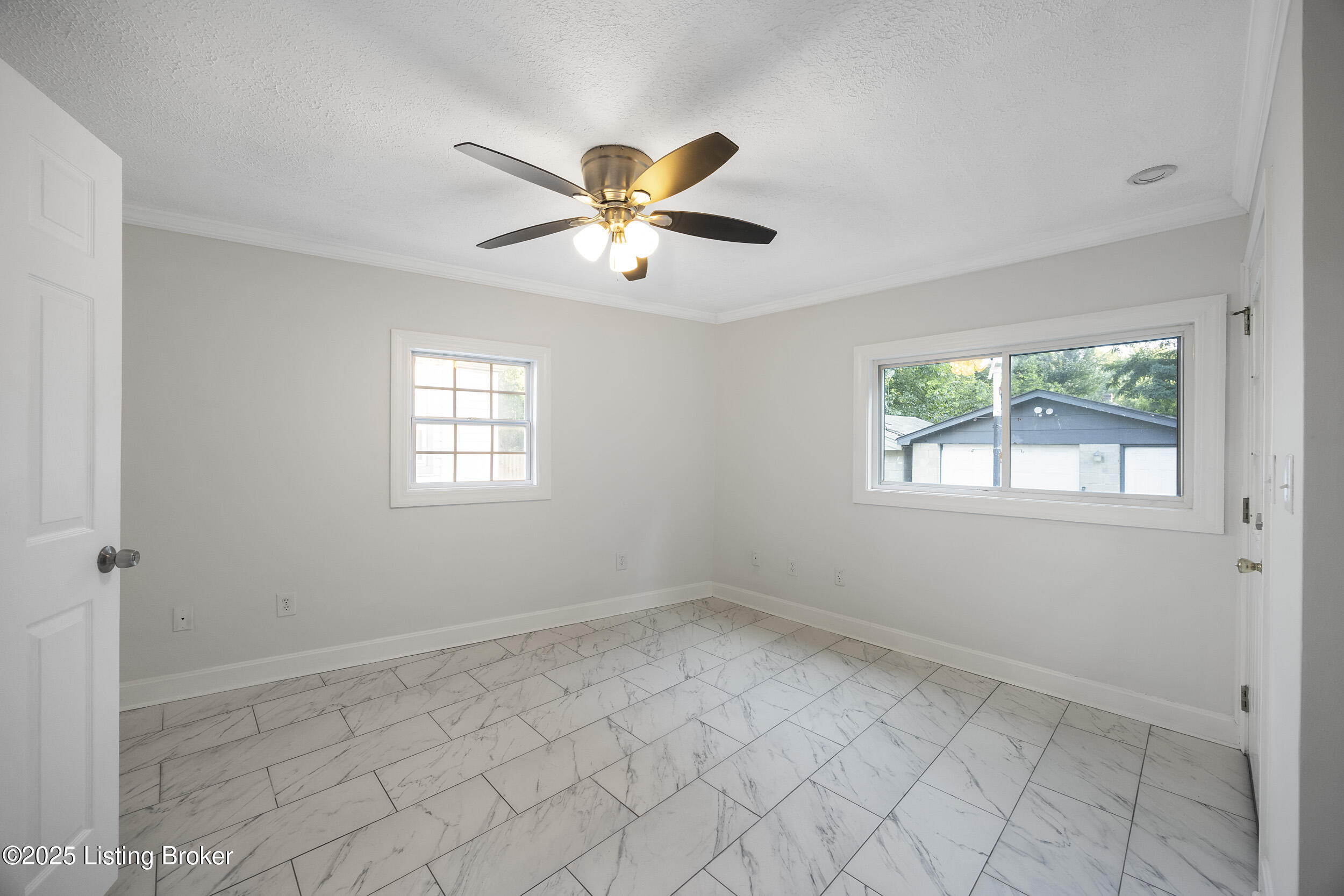 1123 W Whitney Ave