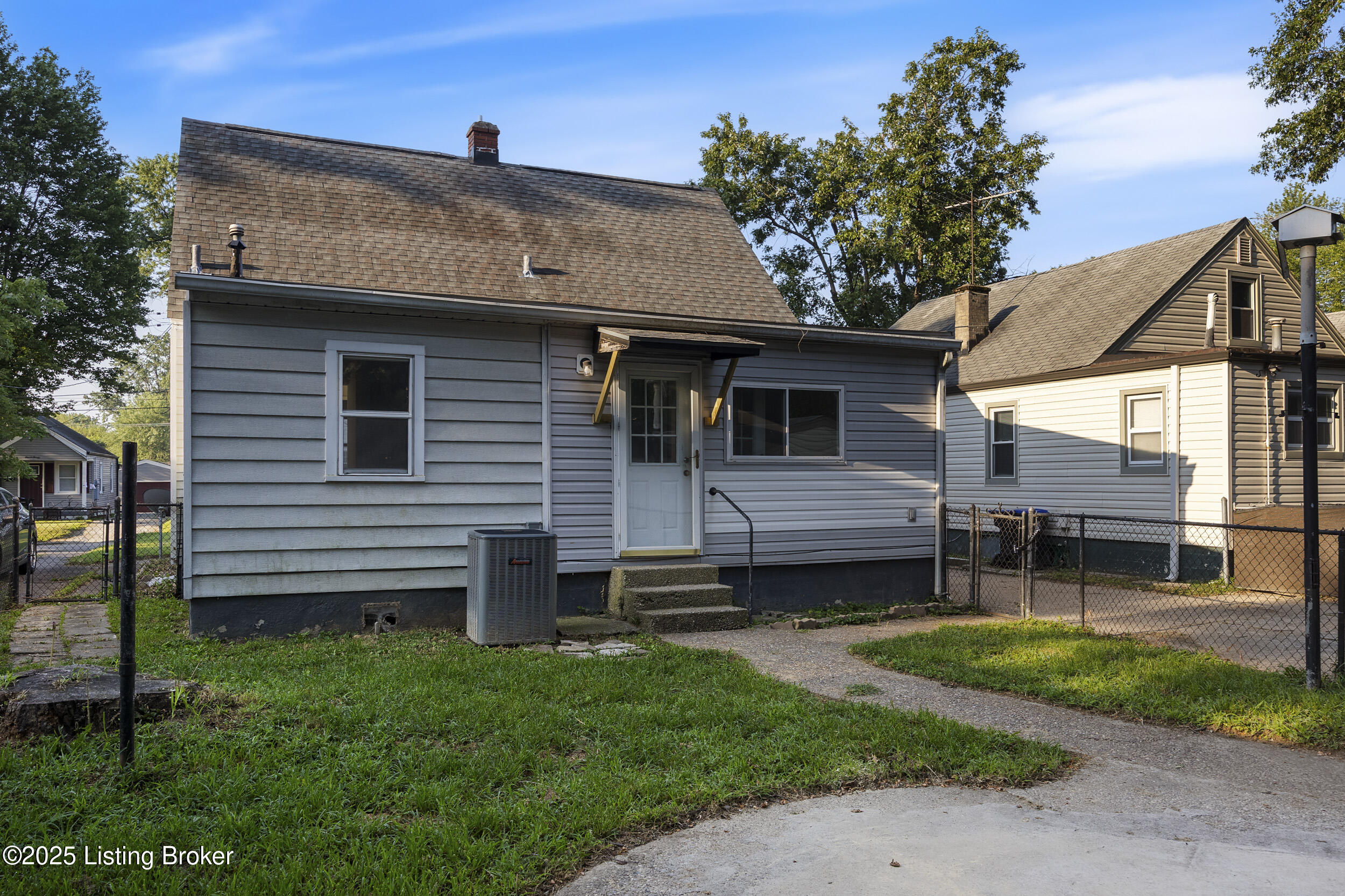 1123 W Whitney Ave