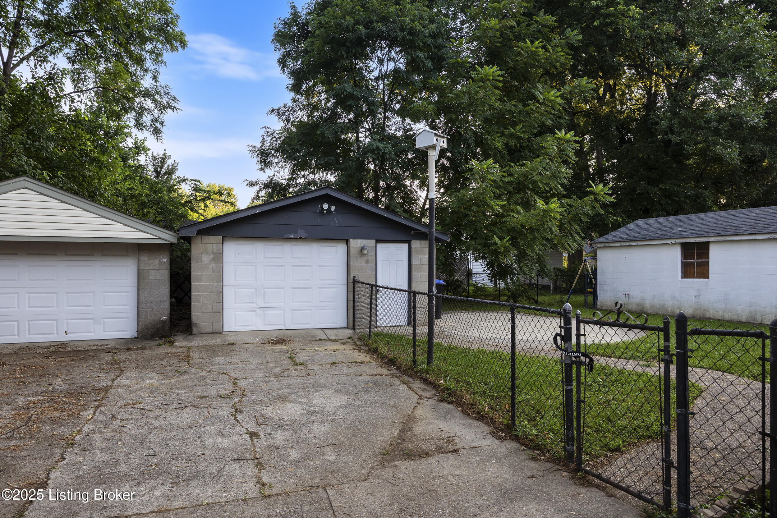 1123 W Whitney Ave