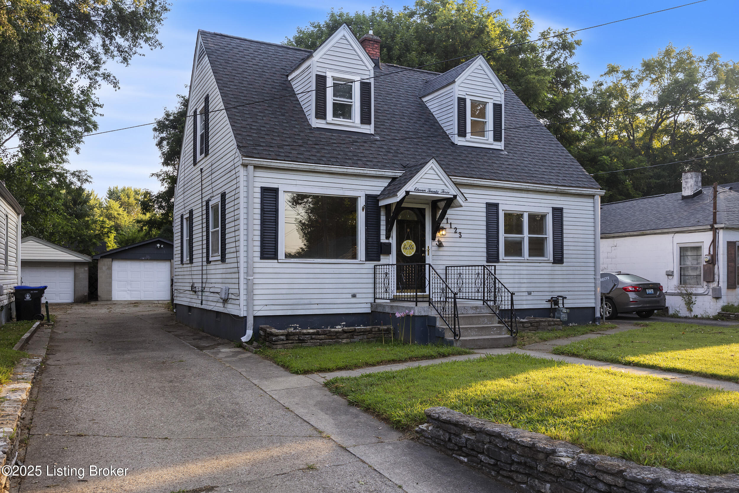 1123 W Whitney Ave