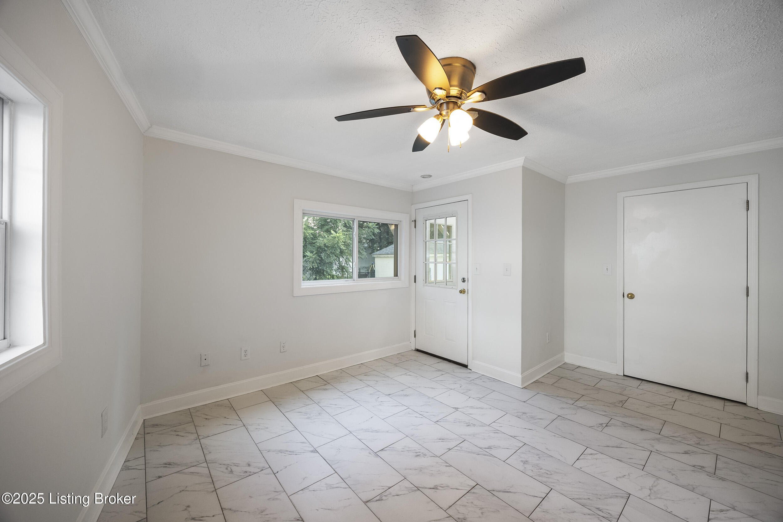 1123 W Whitney Ave