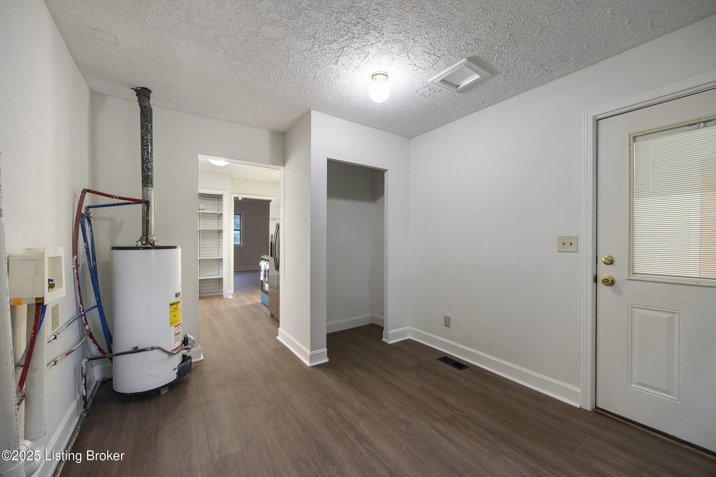 1123 W Whitney Ave