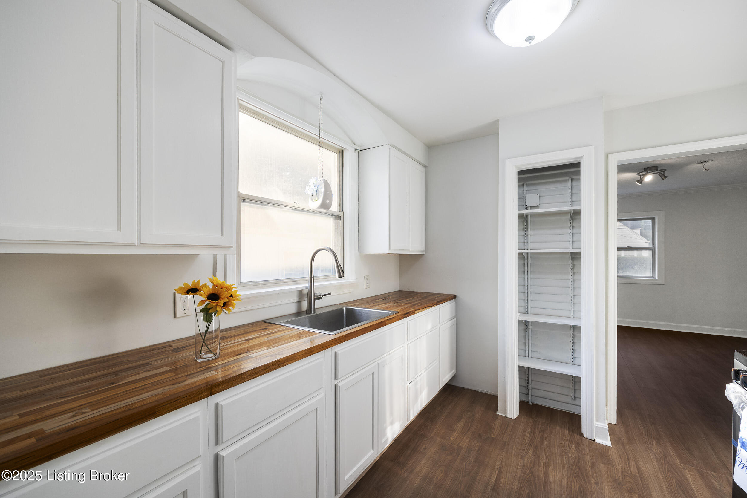 1123 W Whitney Ave