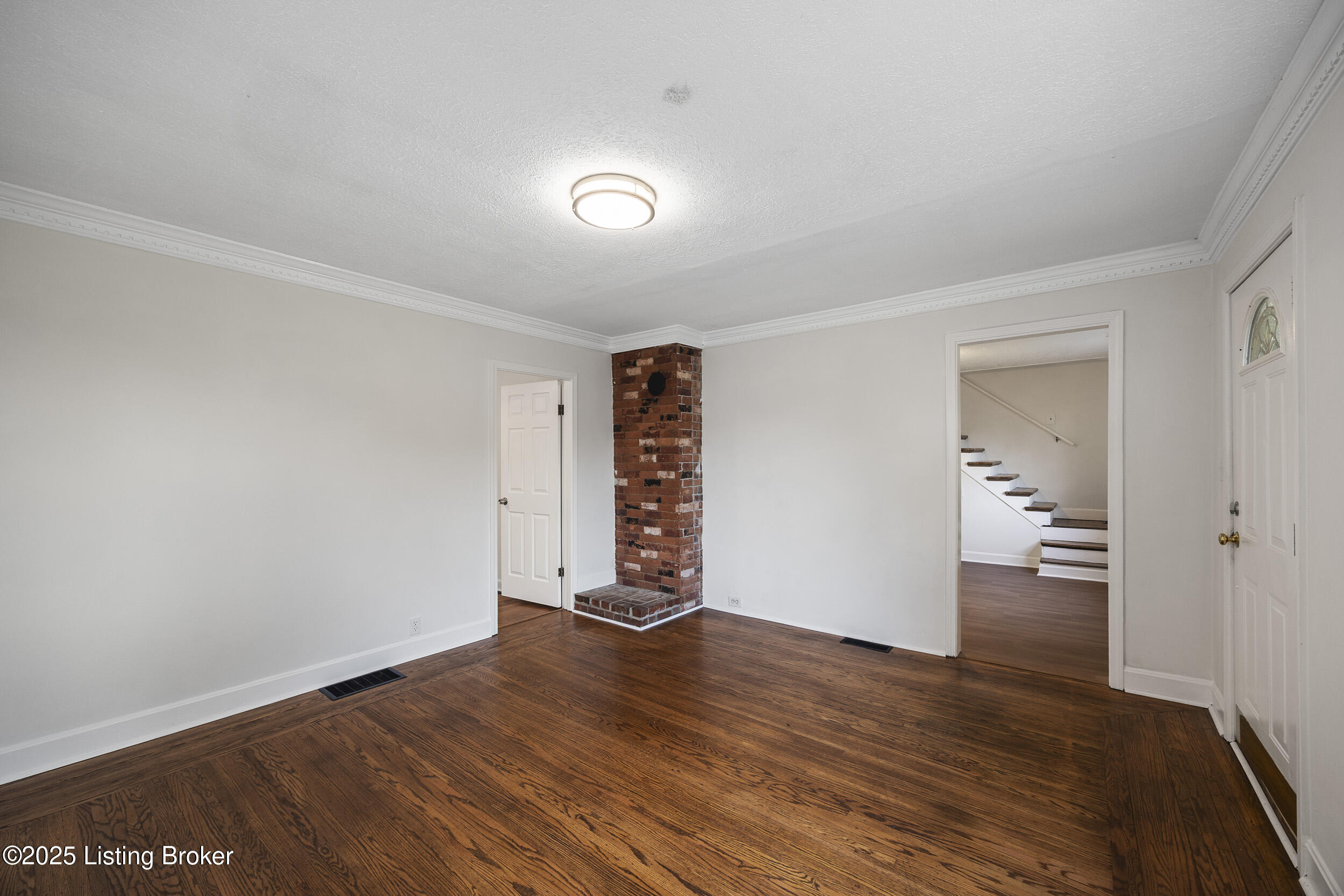 1123 W Whitney Ave
