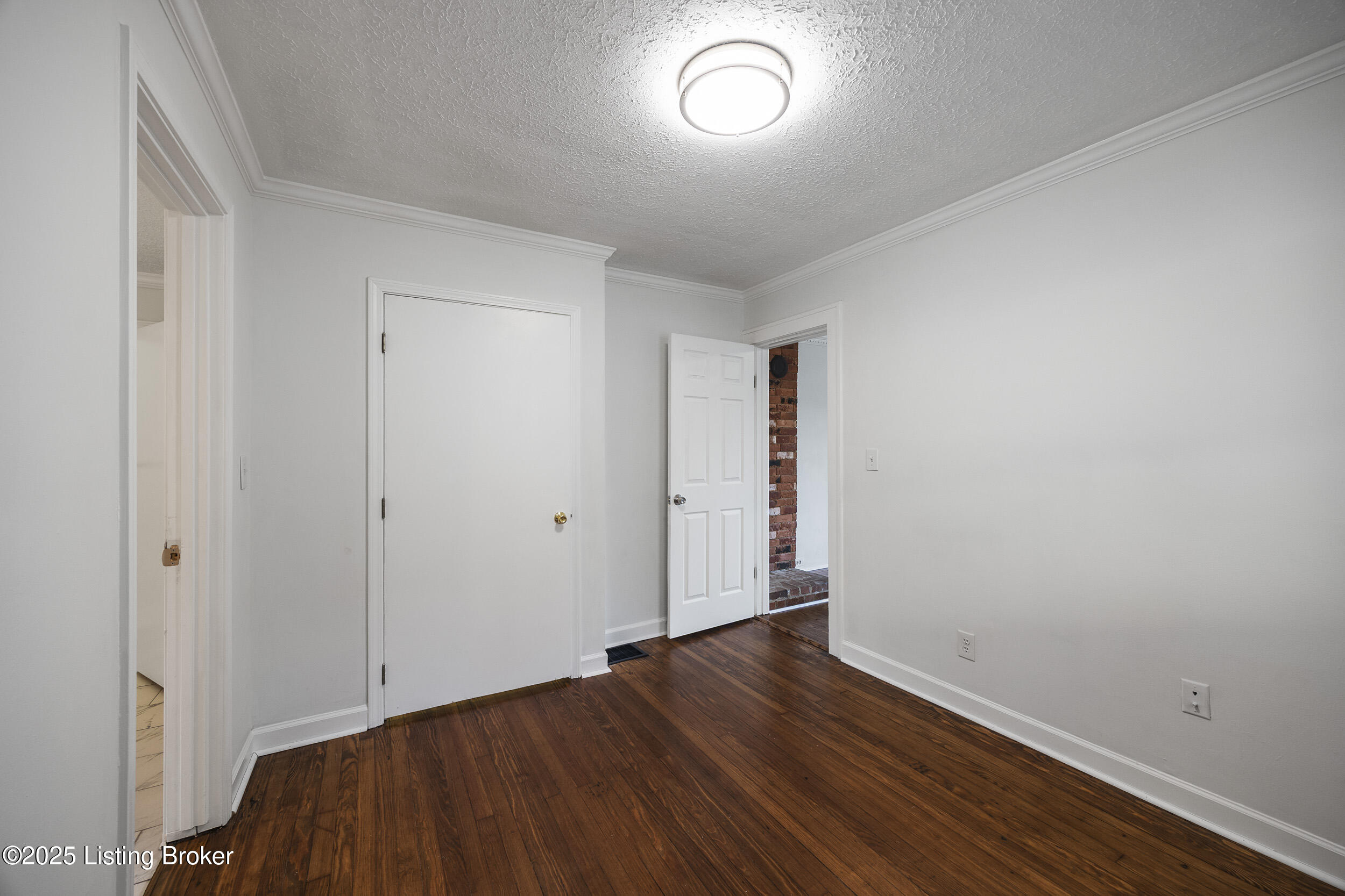 1123 W Whitney Ave
