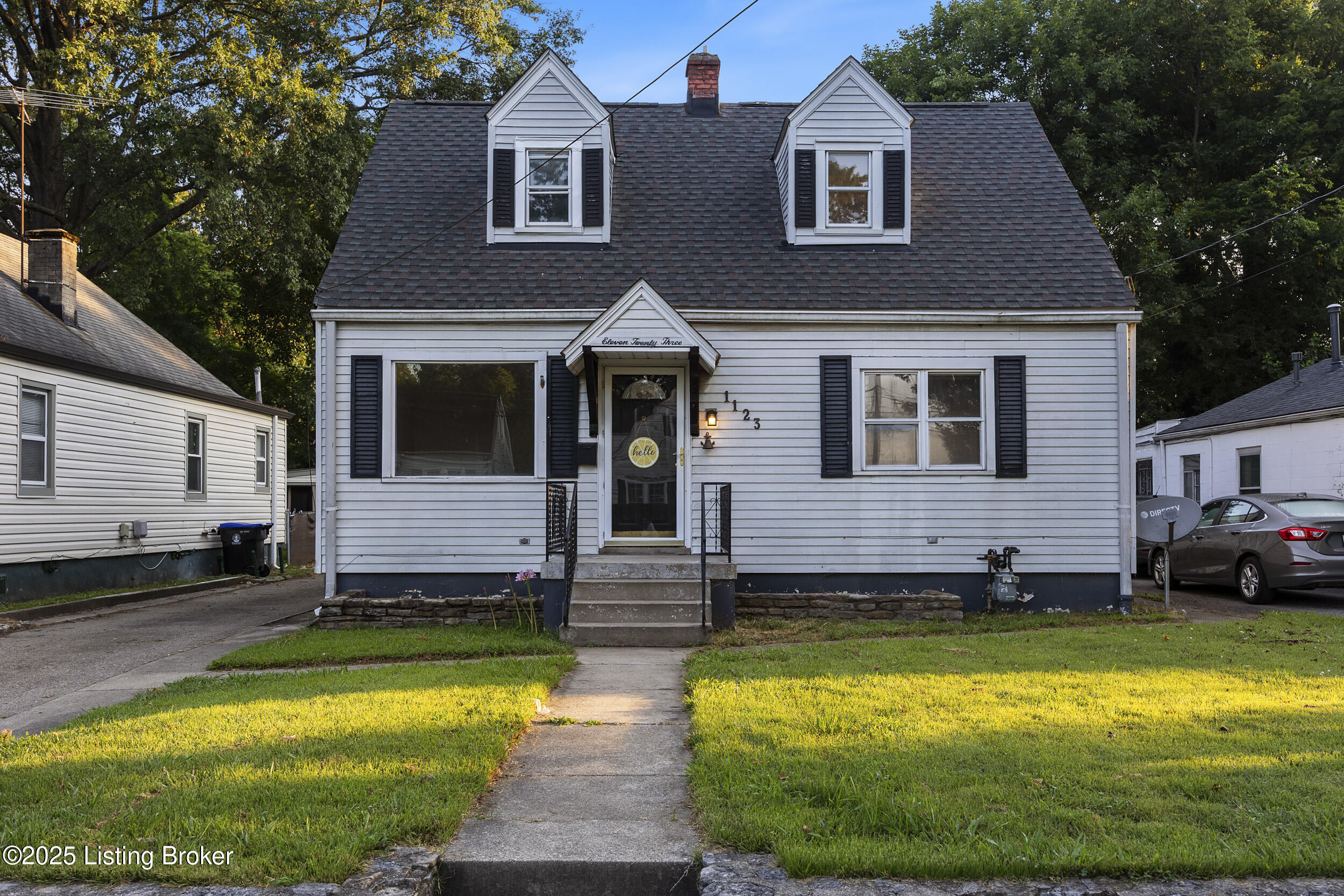 1123 W Whitney Ave