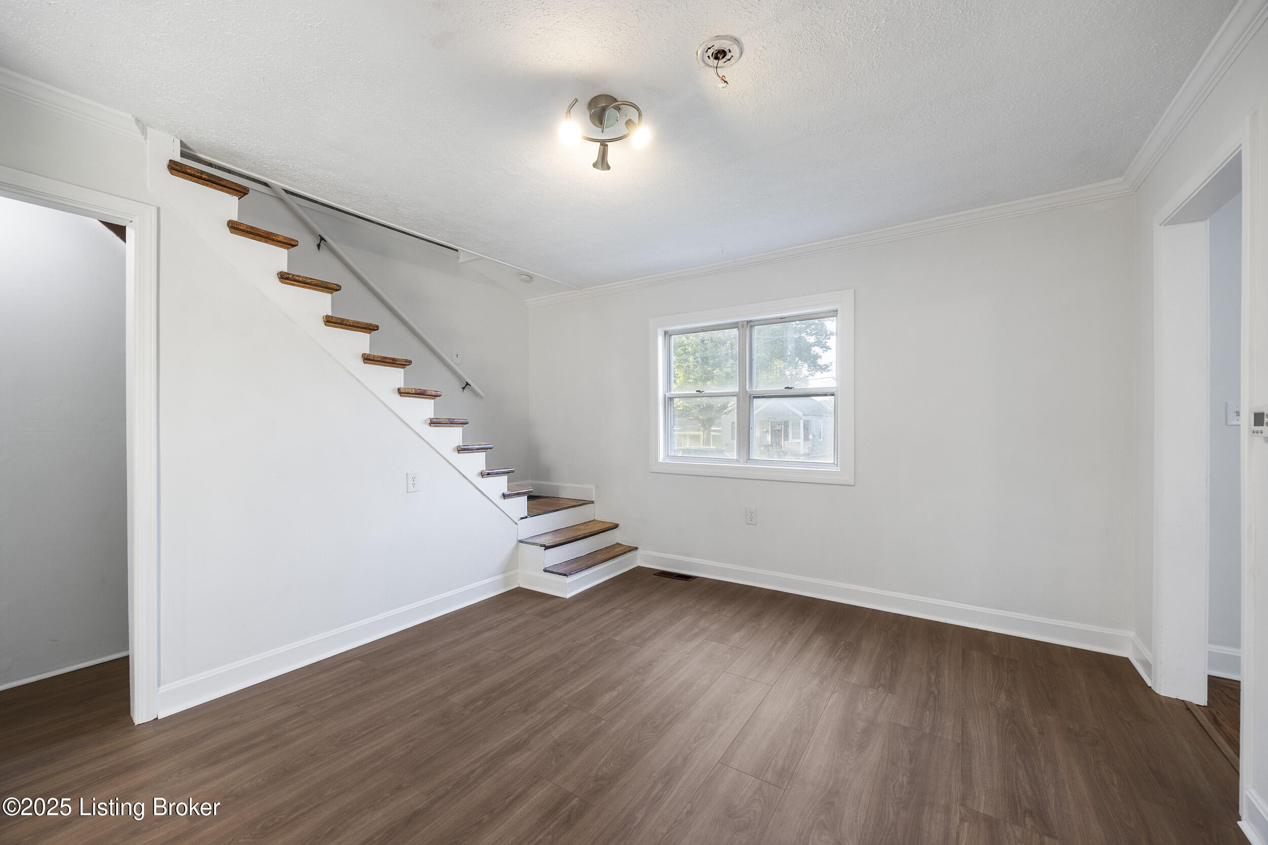 1123 W Whitney Ave