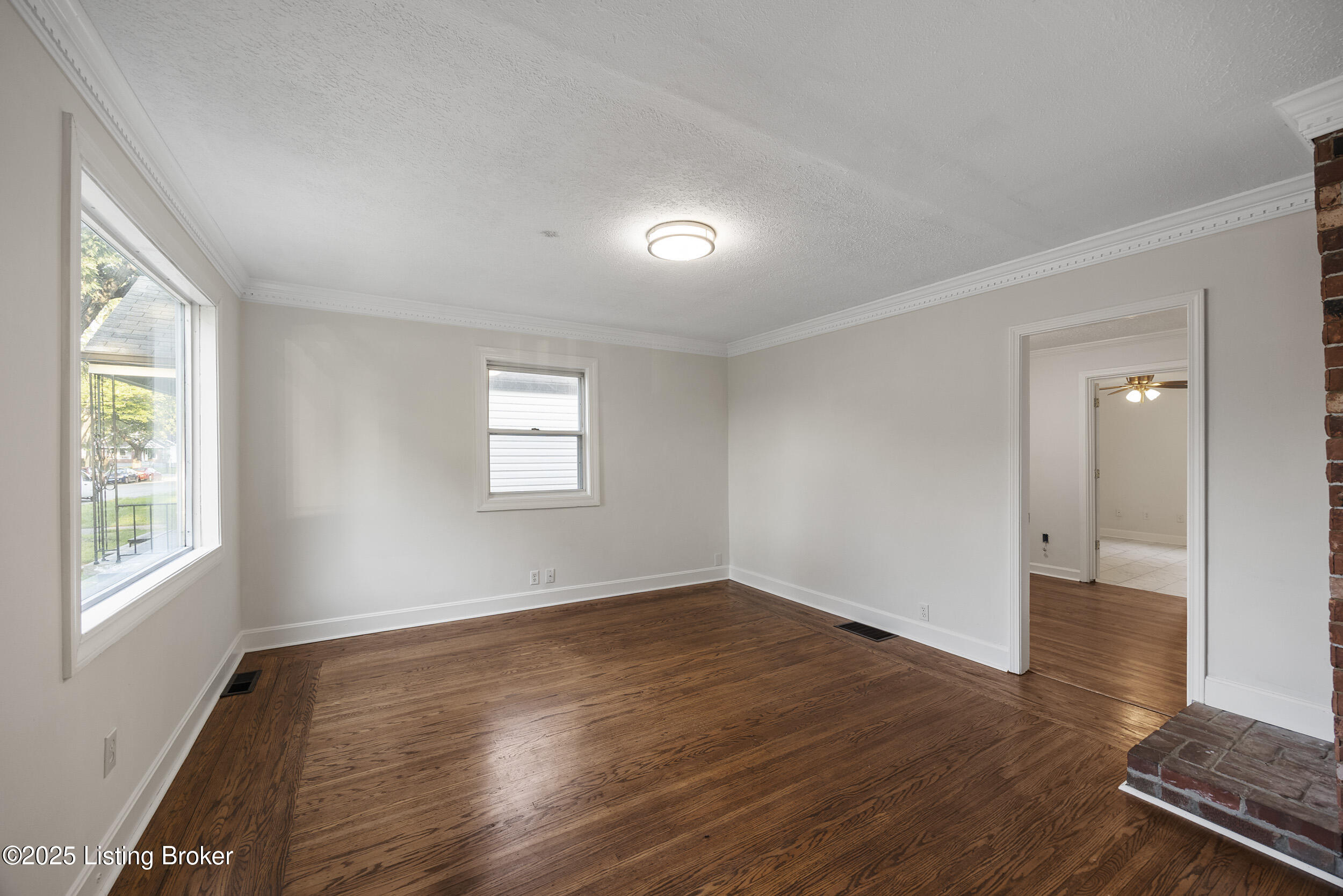 1123 W Whitney Ave