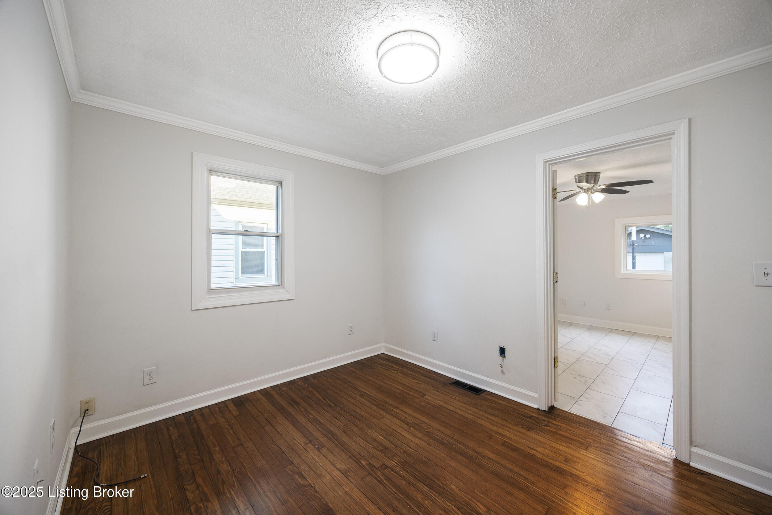 1123 W Whitney Ave