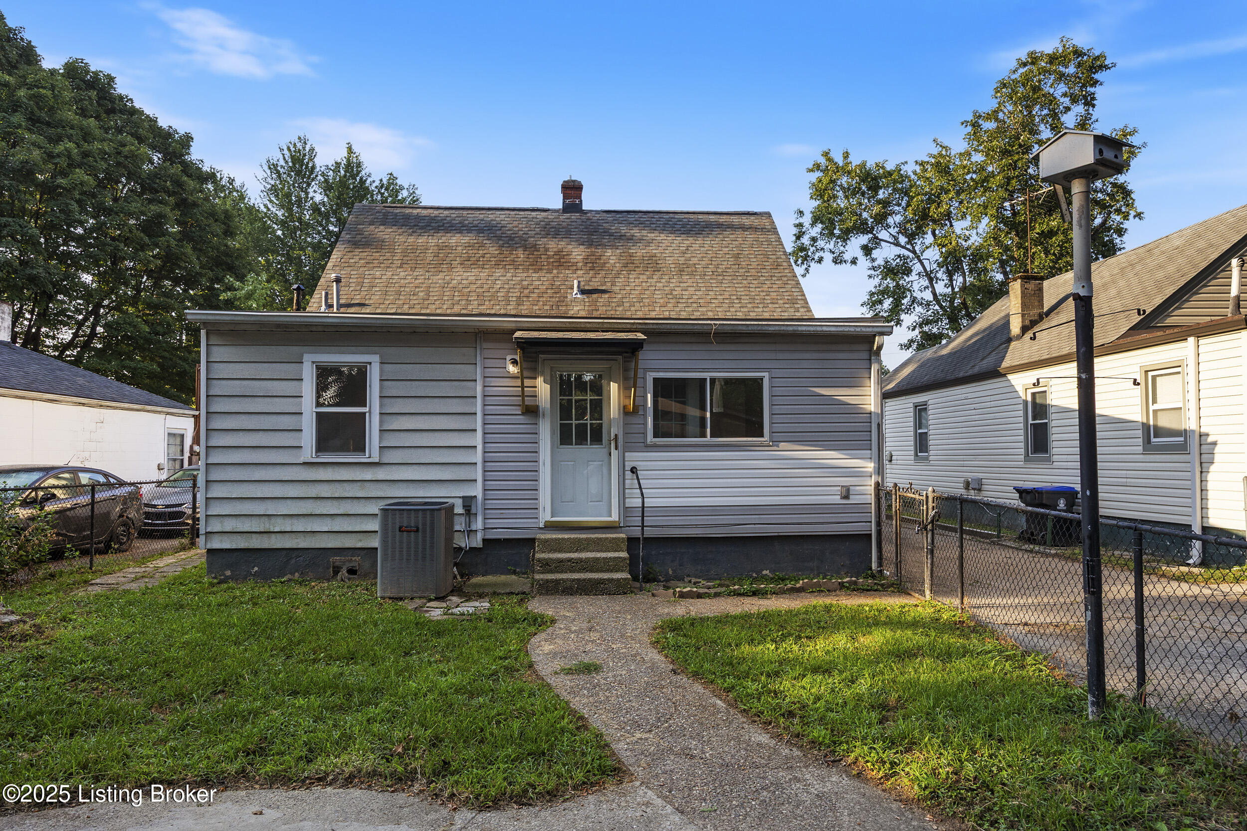 1123 W Whitney Ave