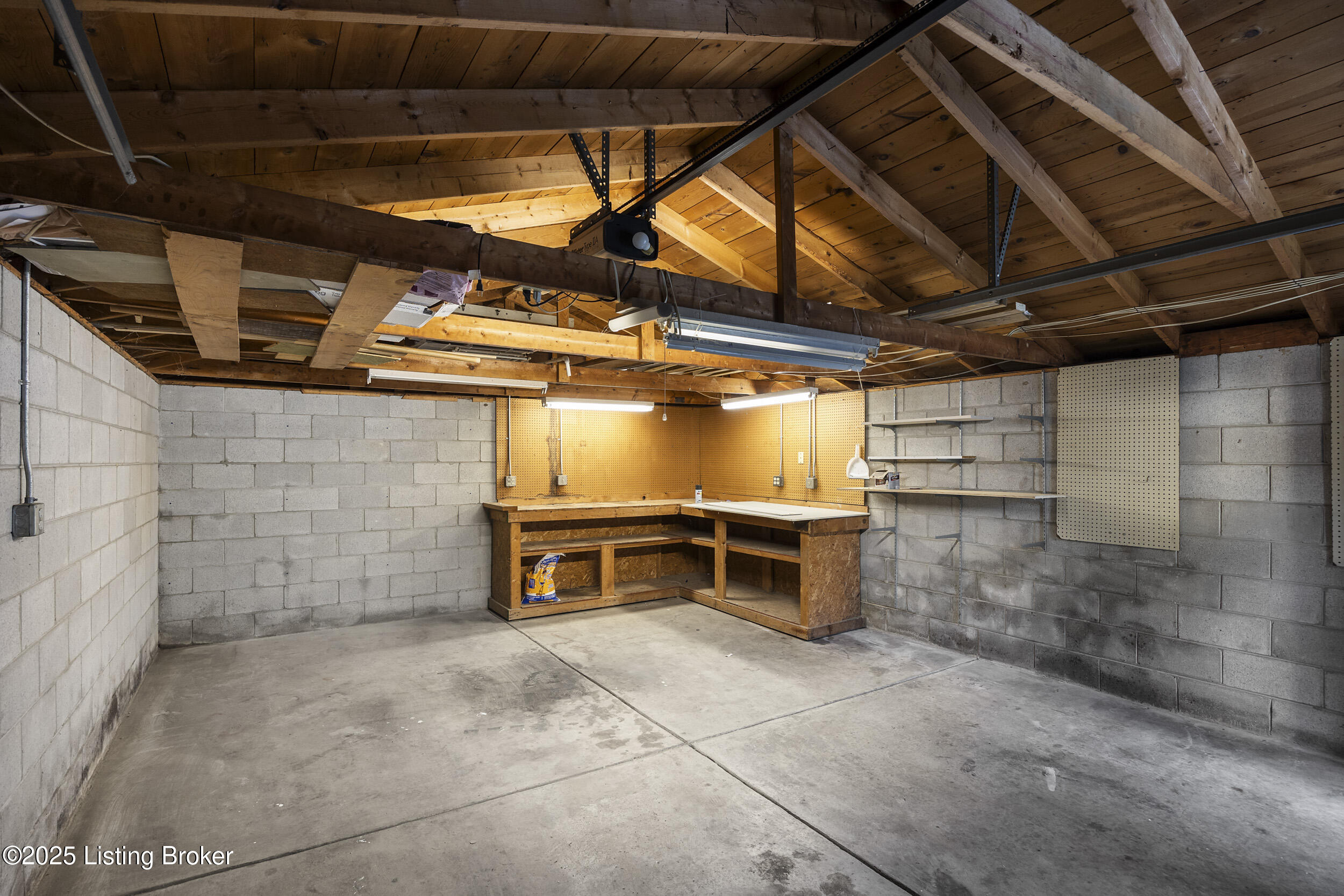 1123 W Whitney Ave