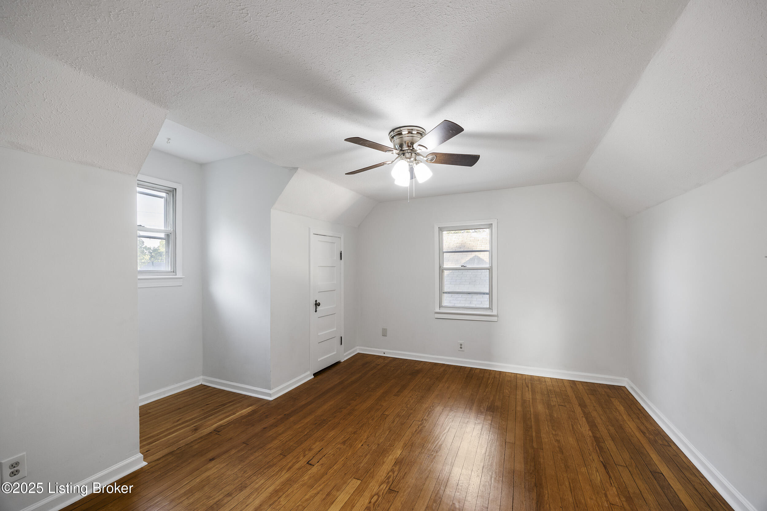 1123 W Whitney Ave