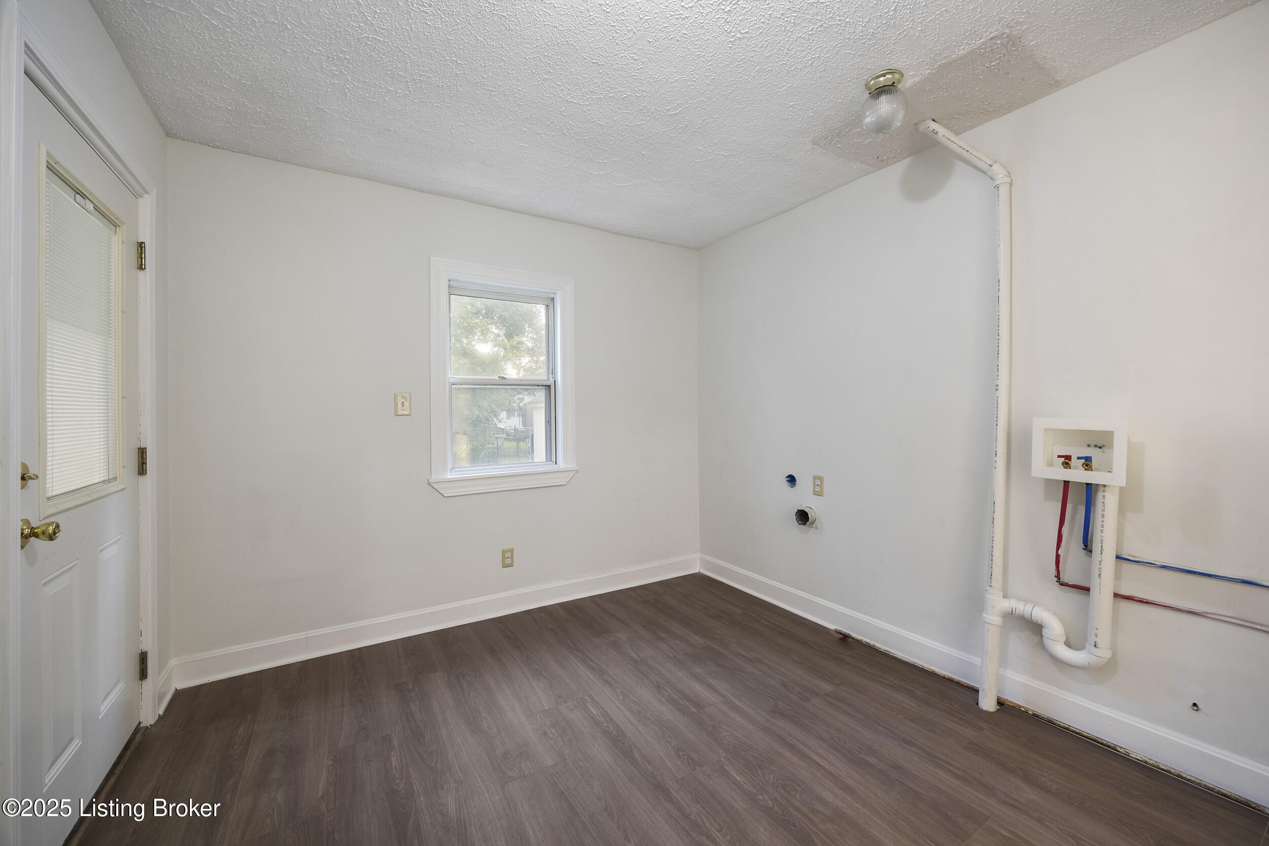 1123 W Whitney Ave