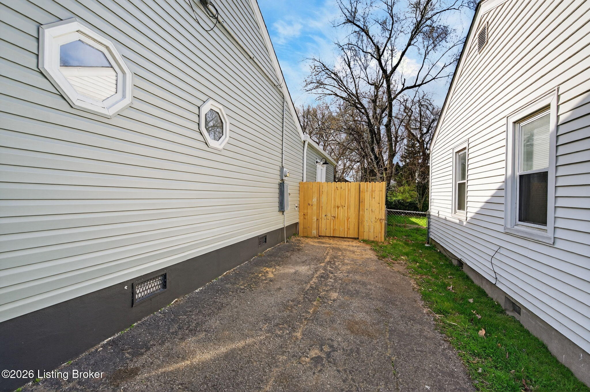 102 W Florence Ave