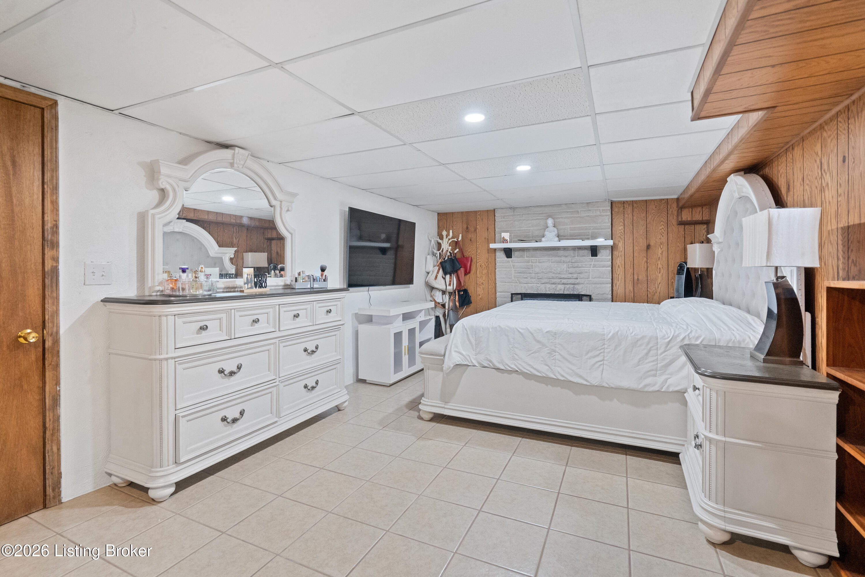 7028 Uranus Dr
