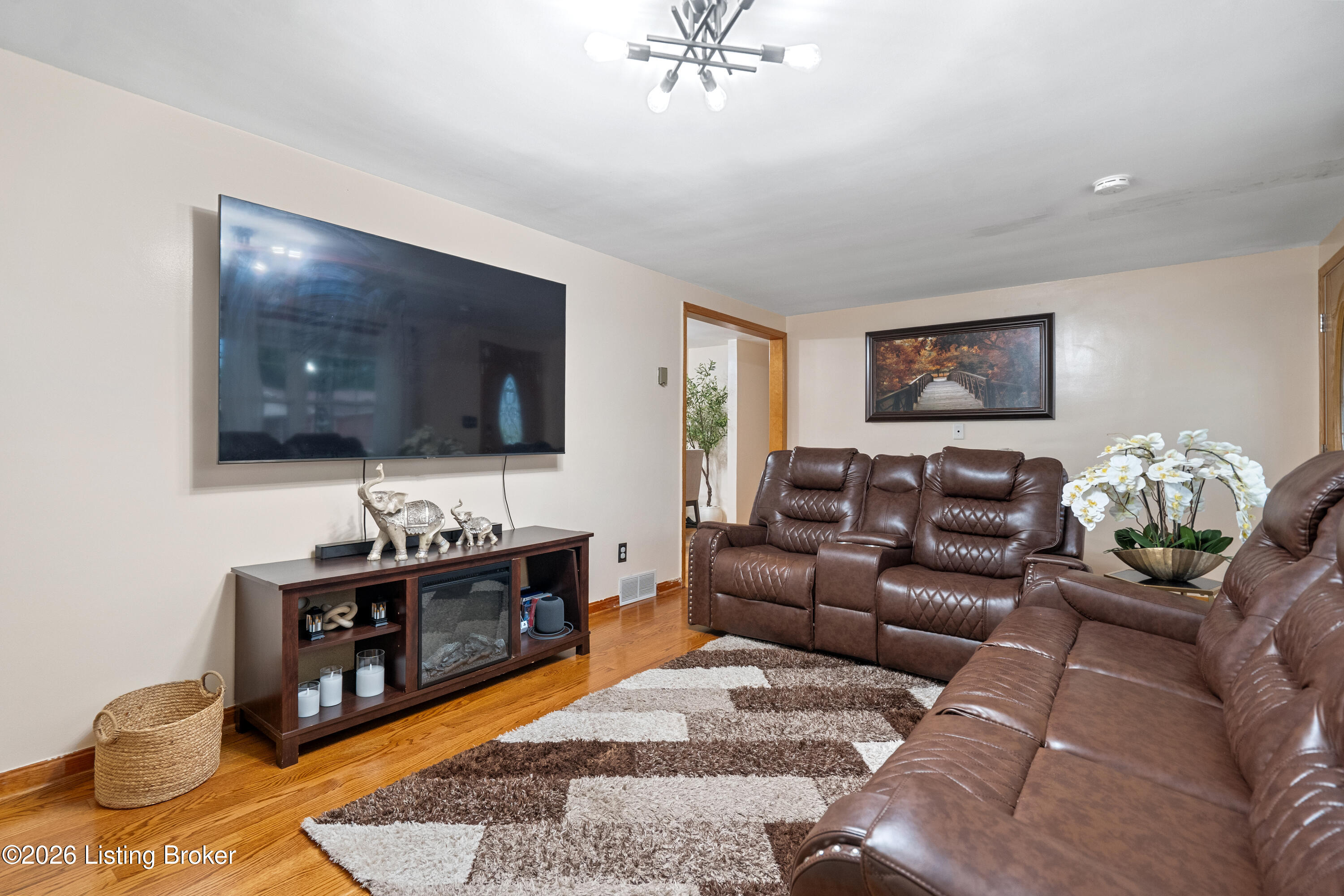 7028 Uranus Dr