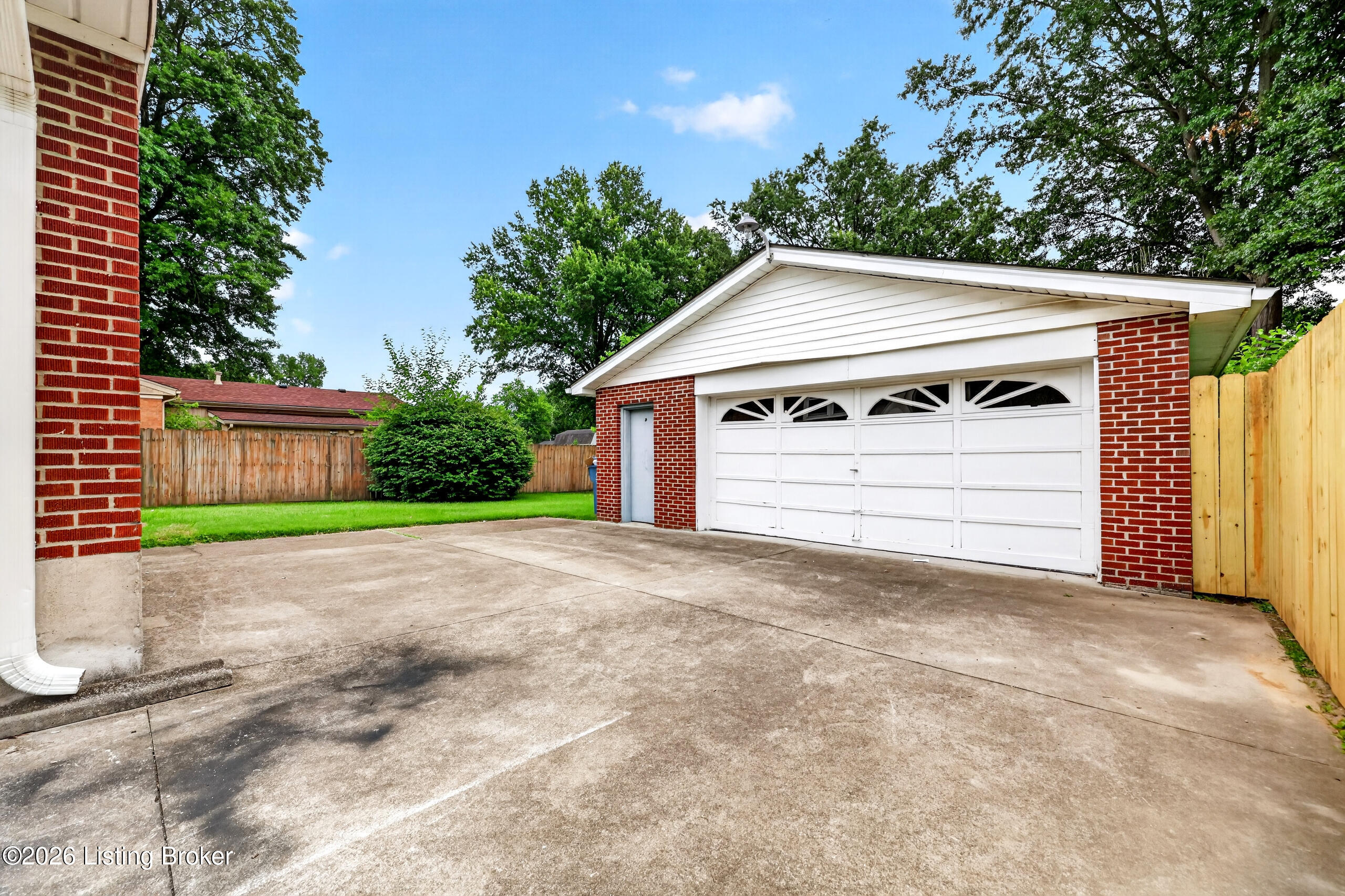 6137 Middlerose Cir