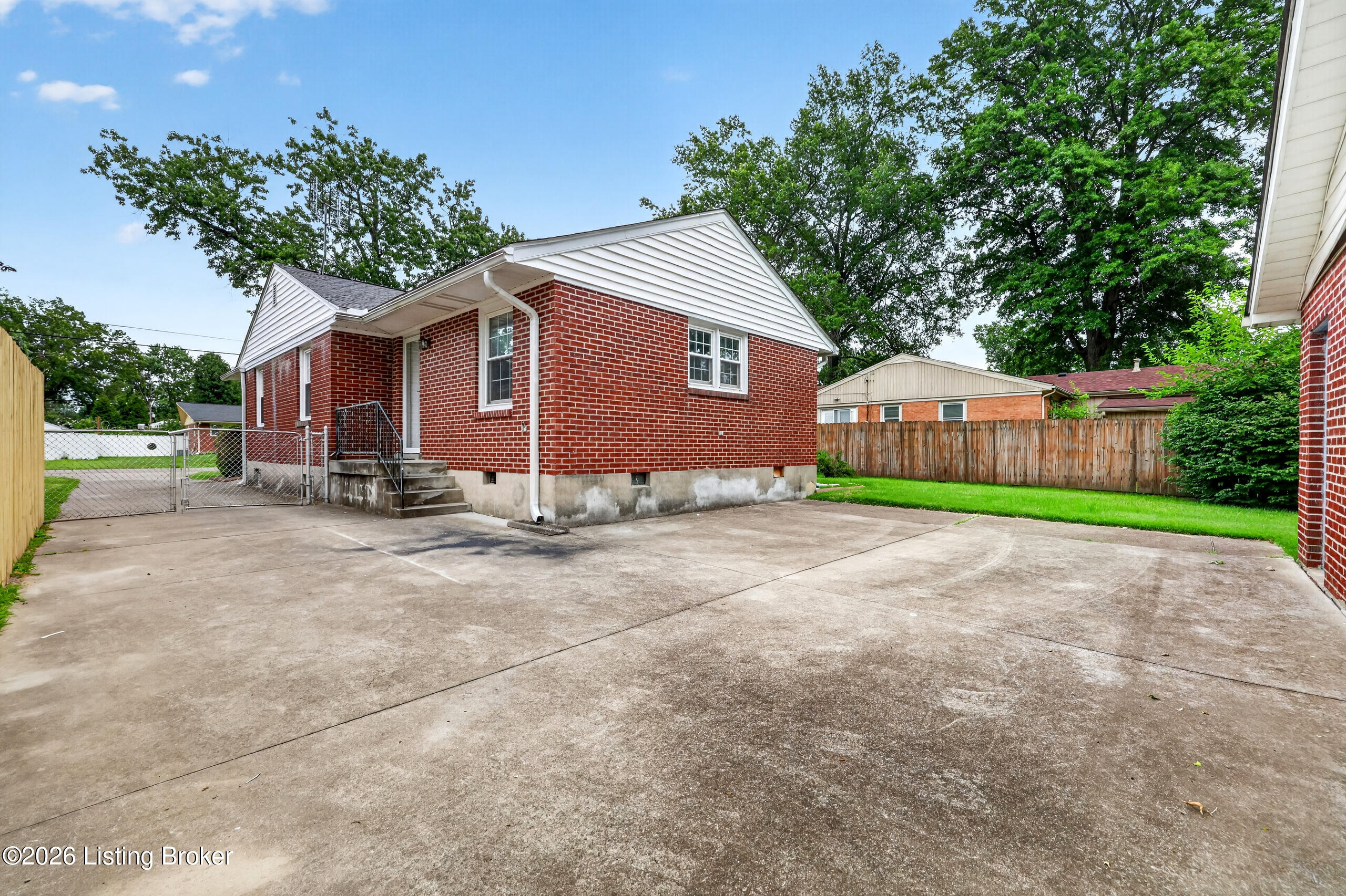 6137 Middlerose Cir