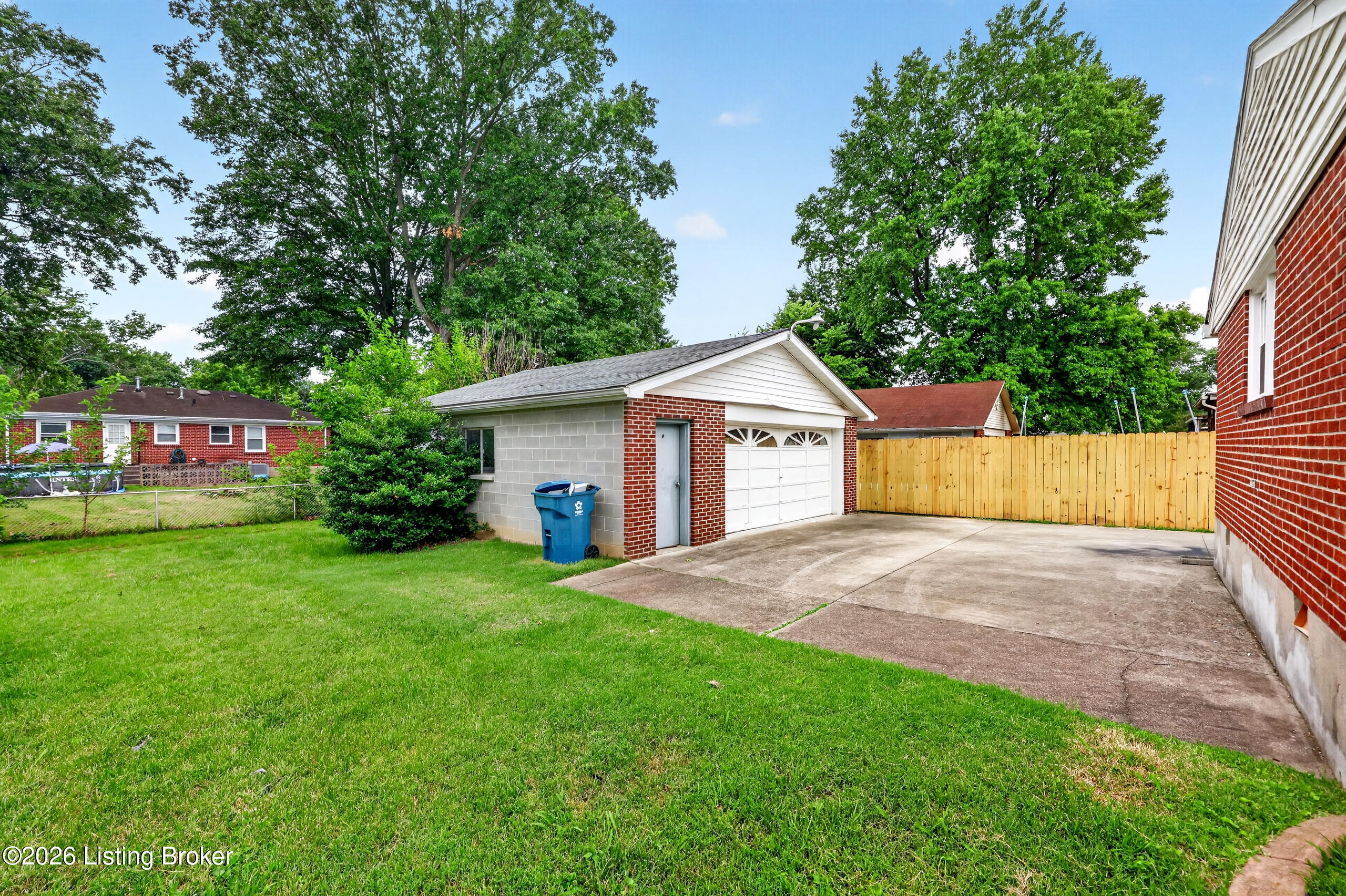 6137 Middlerose Cir