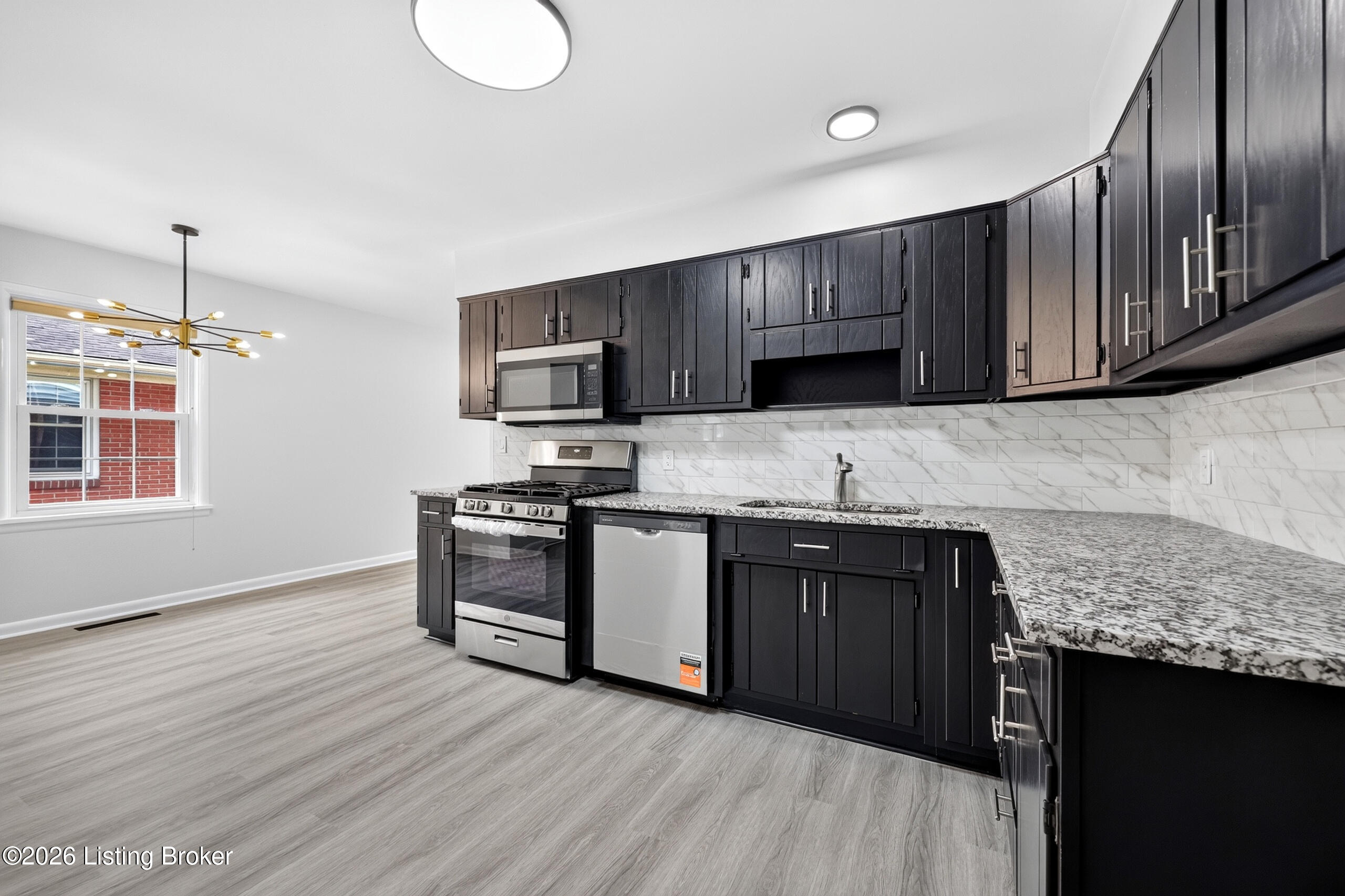 6137 Middlerose Cir