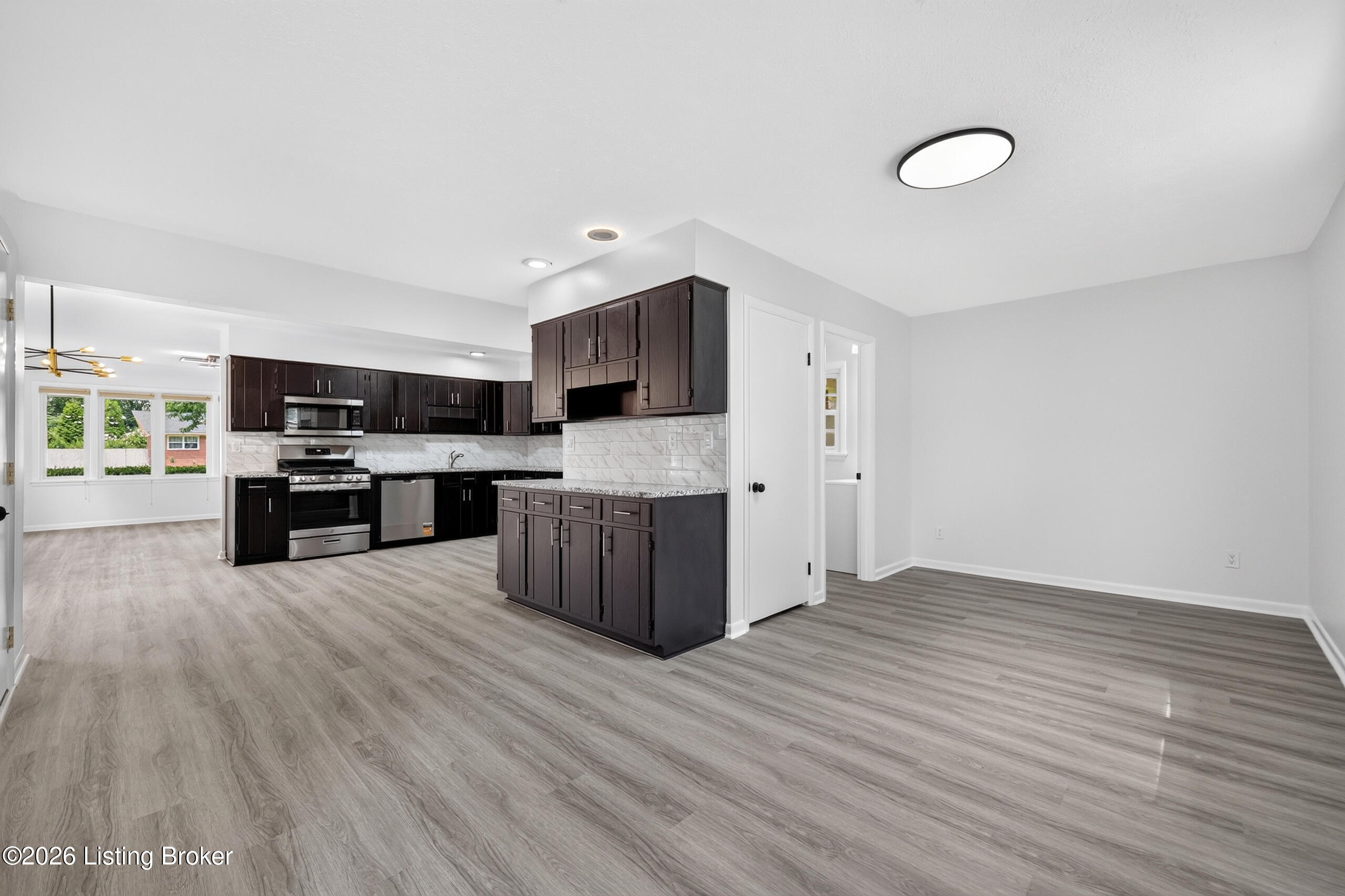 6137 Middlerose Cir