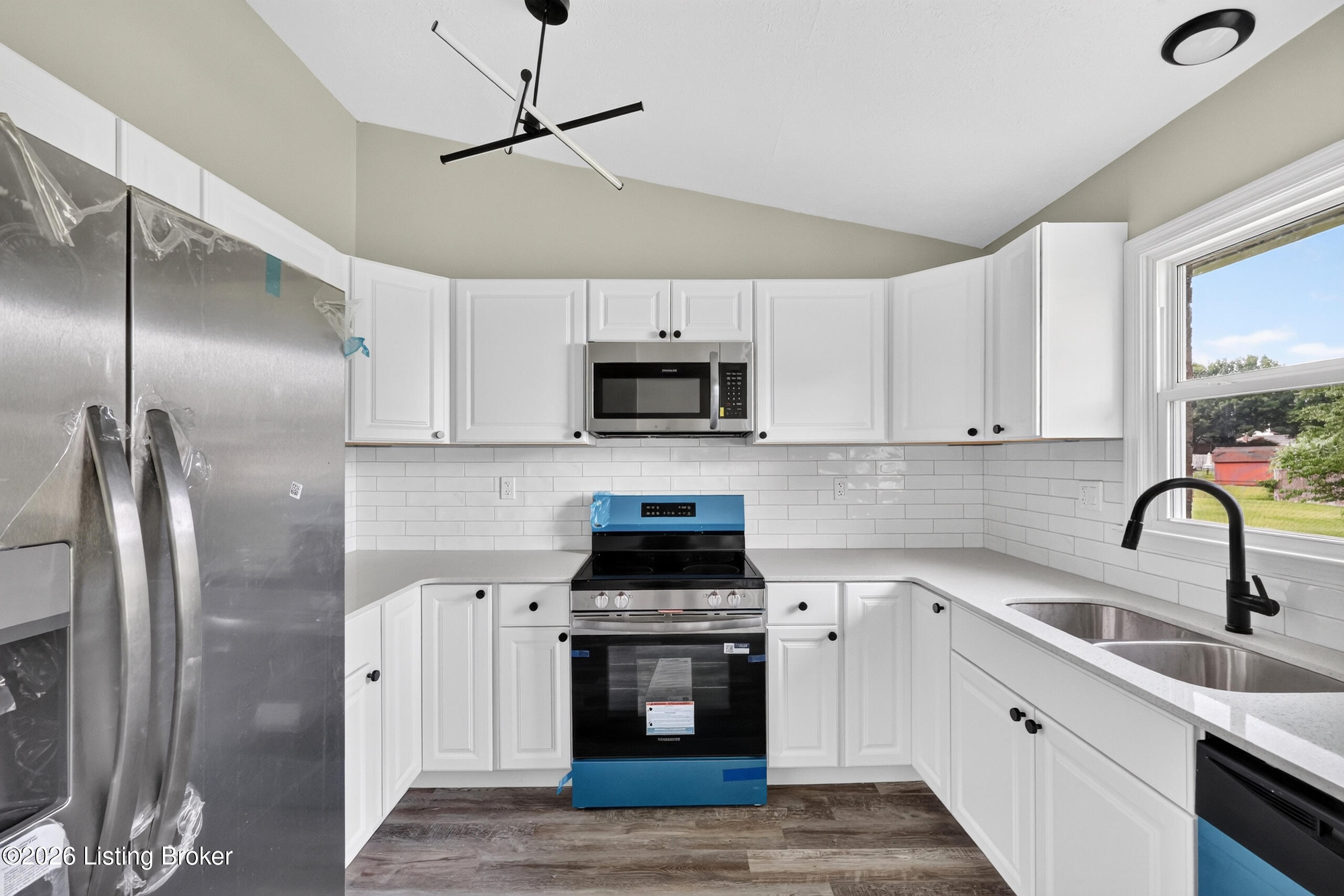 8908 Thelma Ln