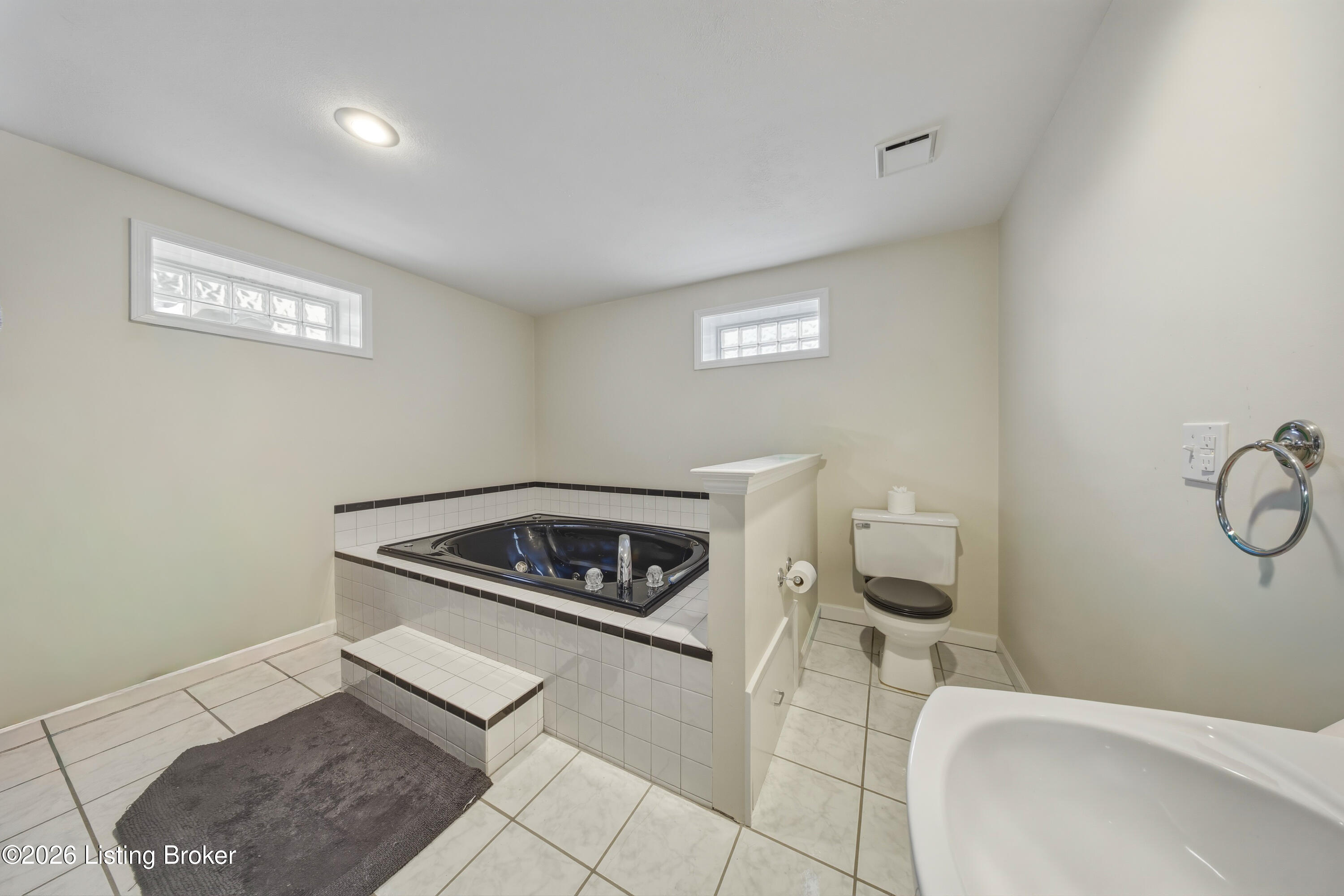 128 Erikas Ct