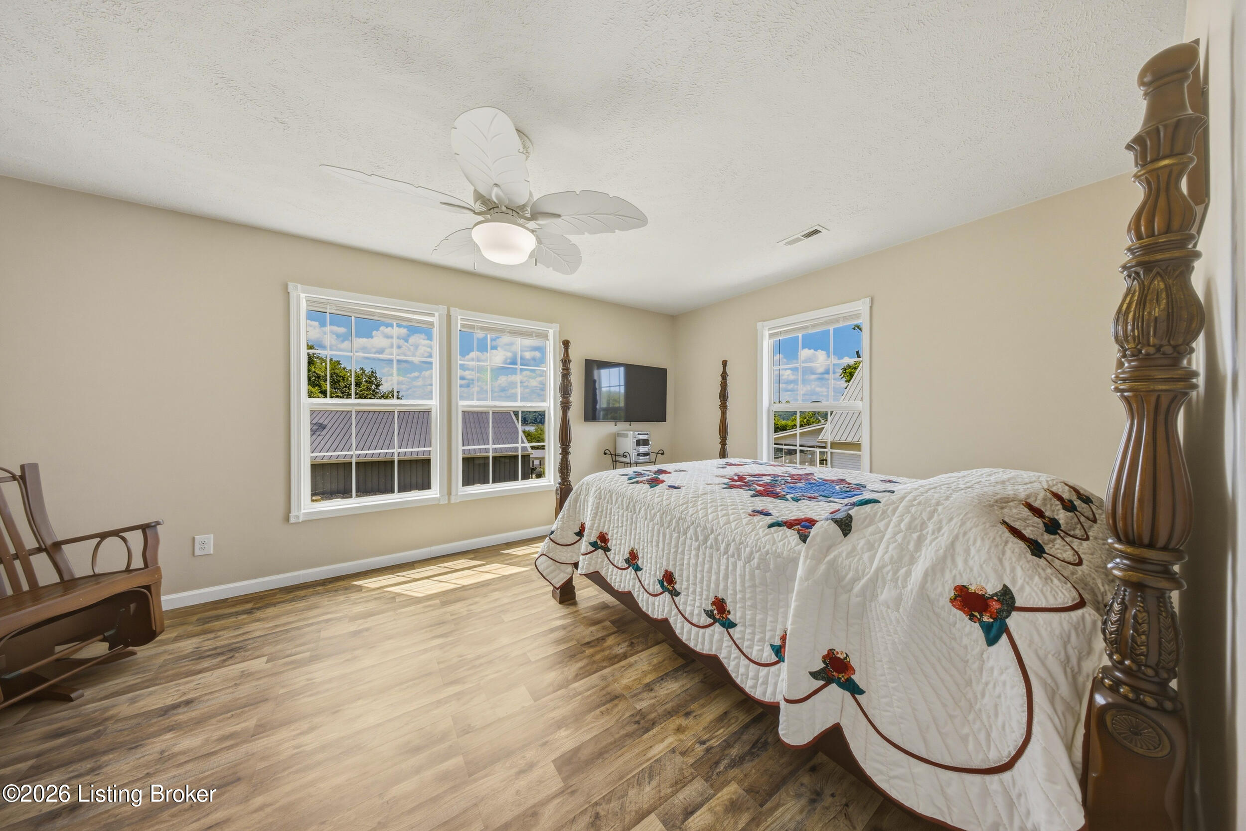 827 Lakeview Cir