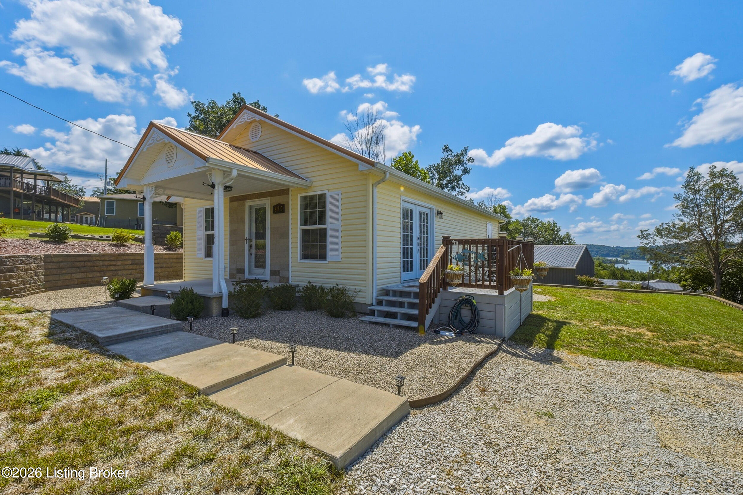 827 Lakeview Cir