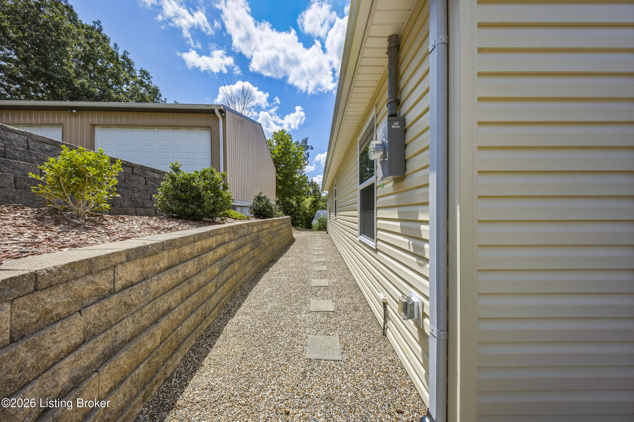 827 Lakeview Cir