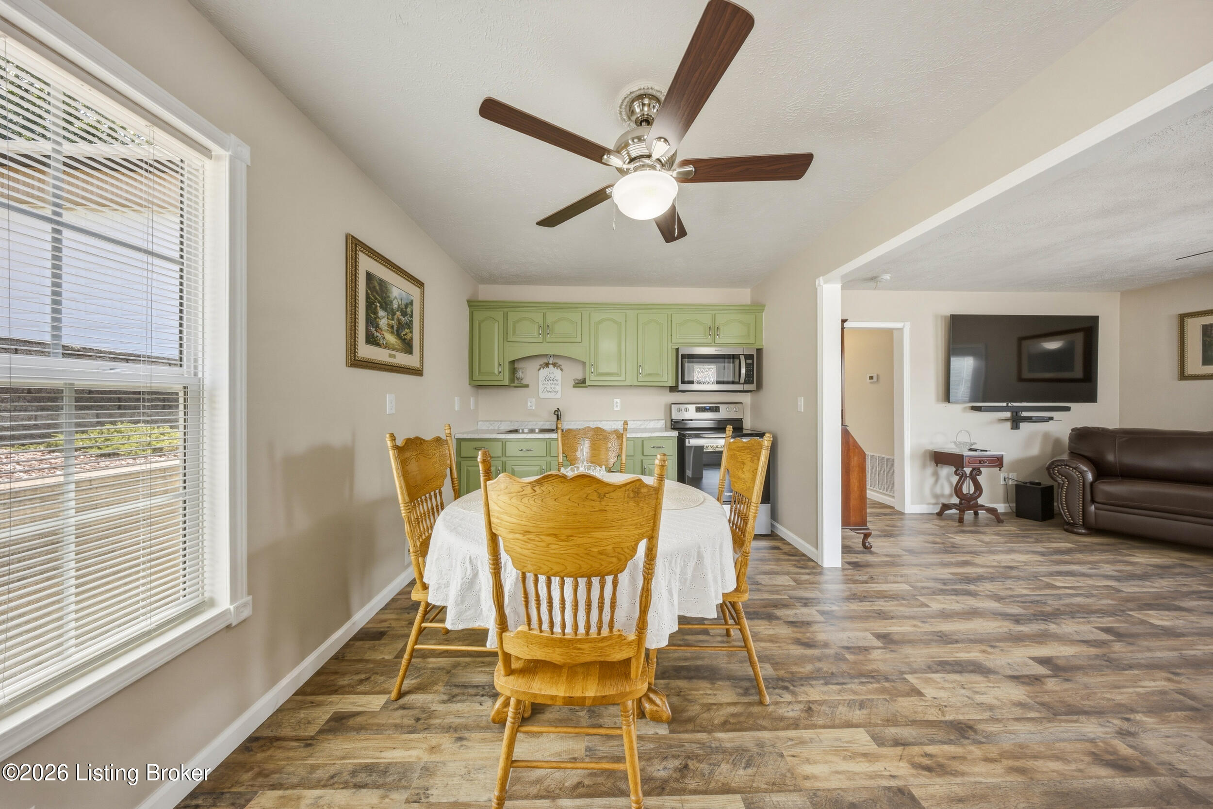 827 Lakeview Cir