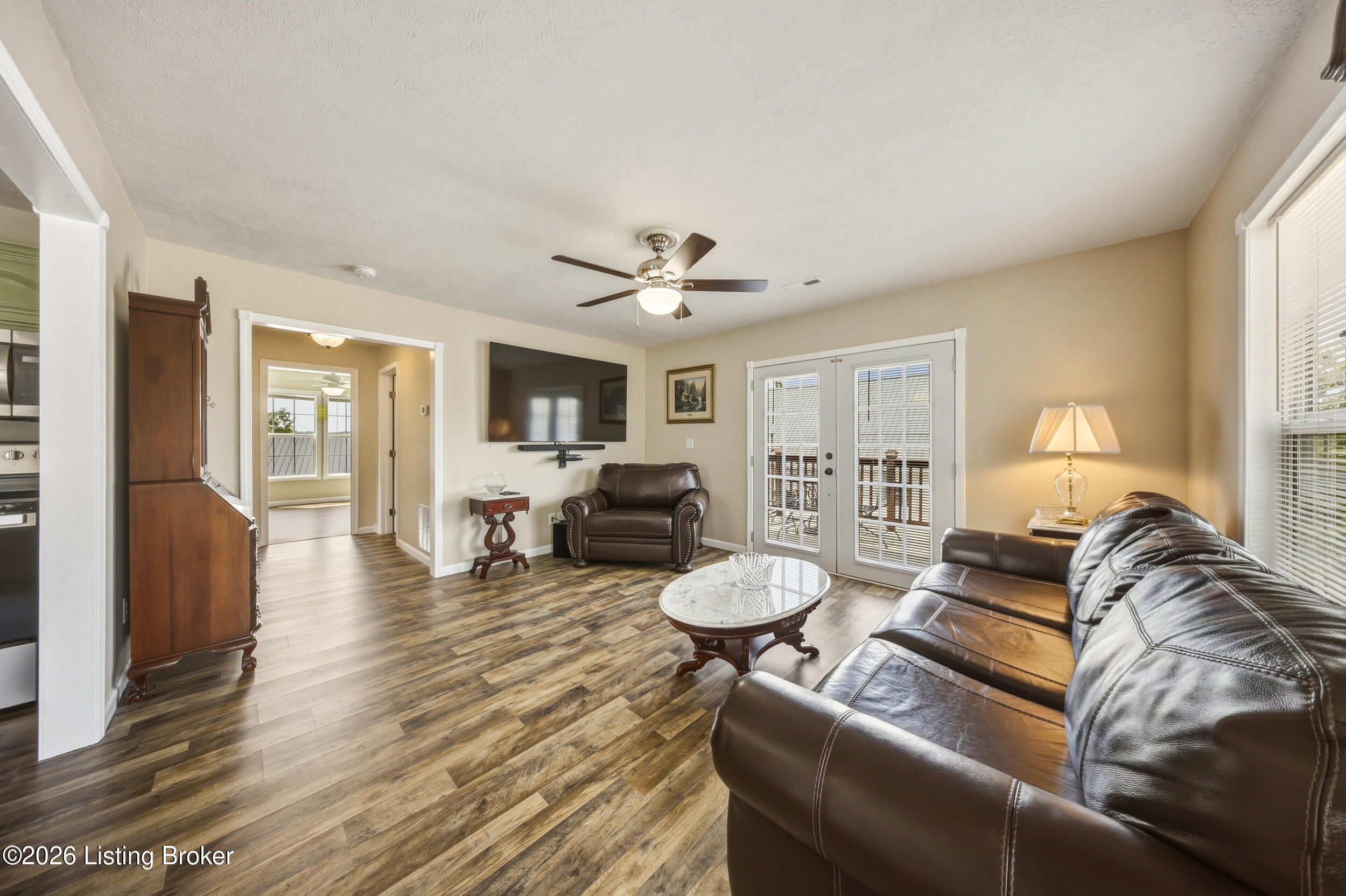 827 Lakeview Cir