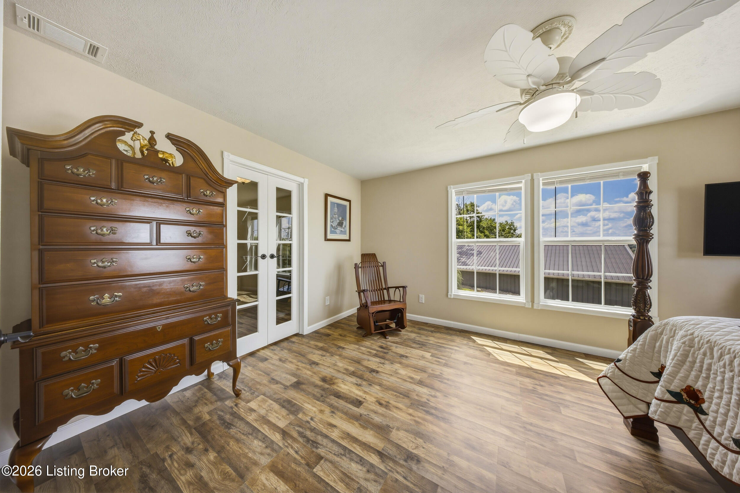 827 Lakeview Cir