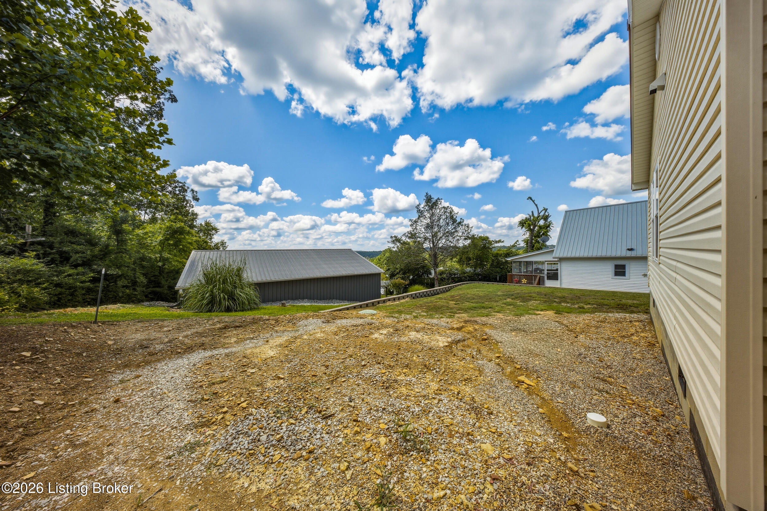 827 Lakeview Cir