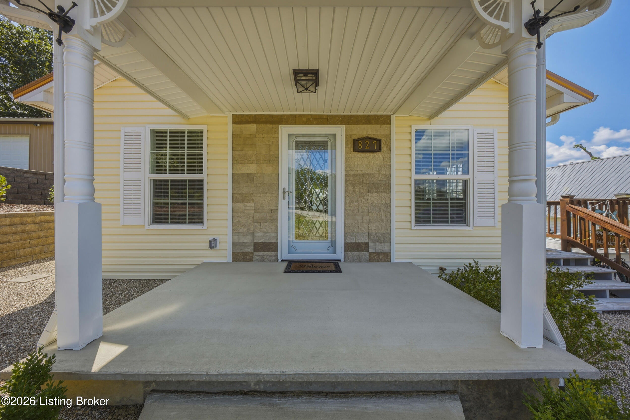 827 Lakeview Cir