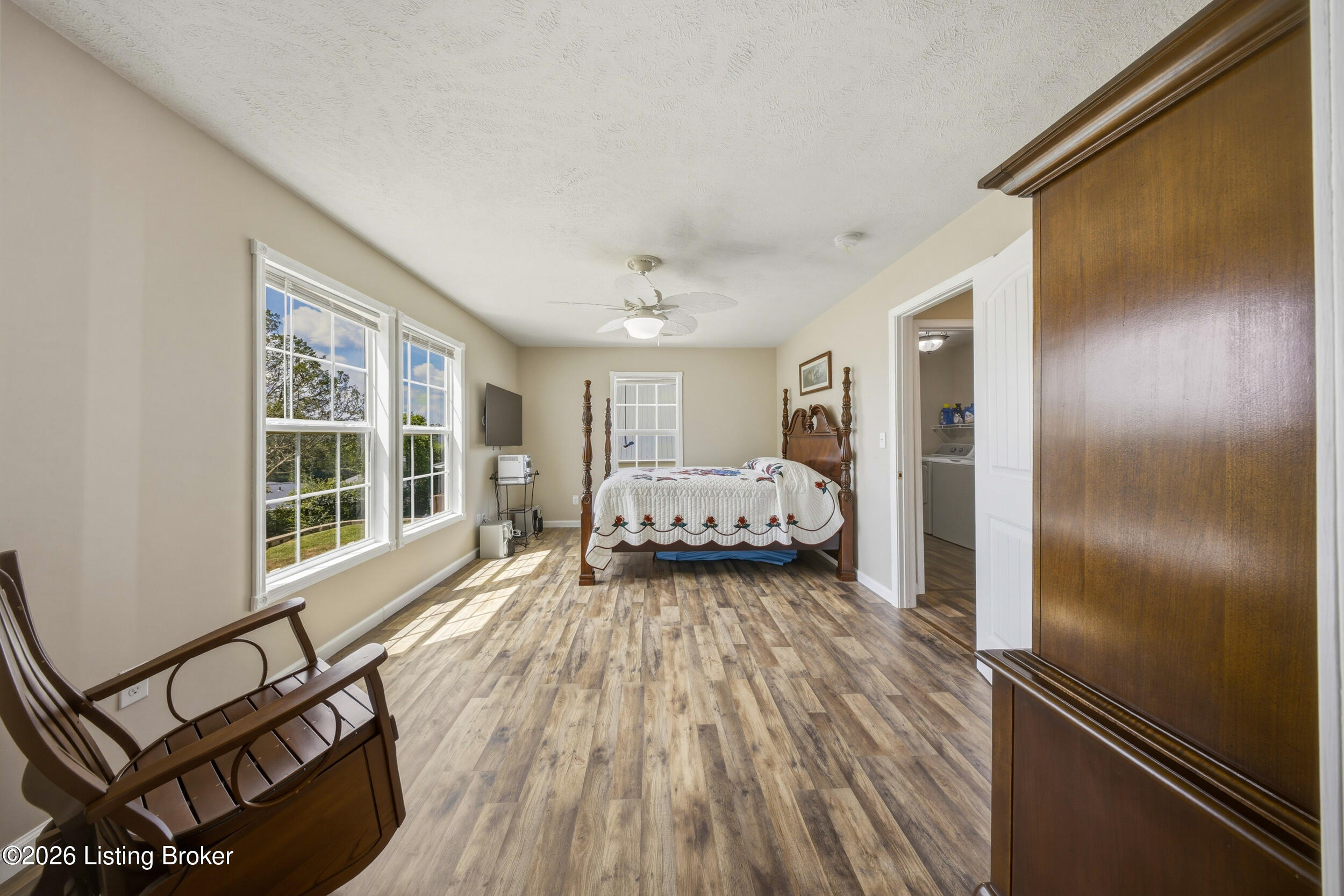 827 Lakeview Cir