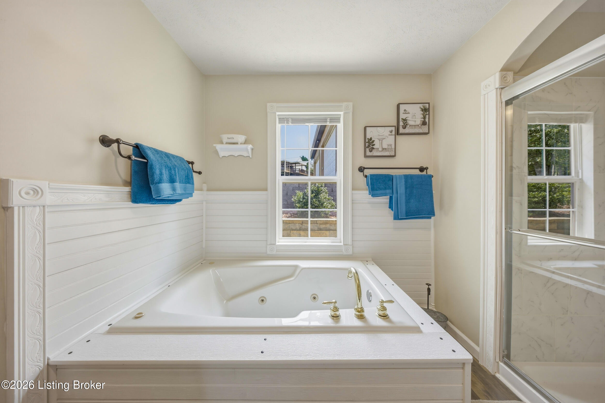 827 Lakeview Cir